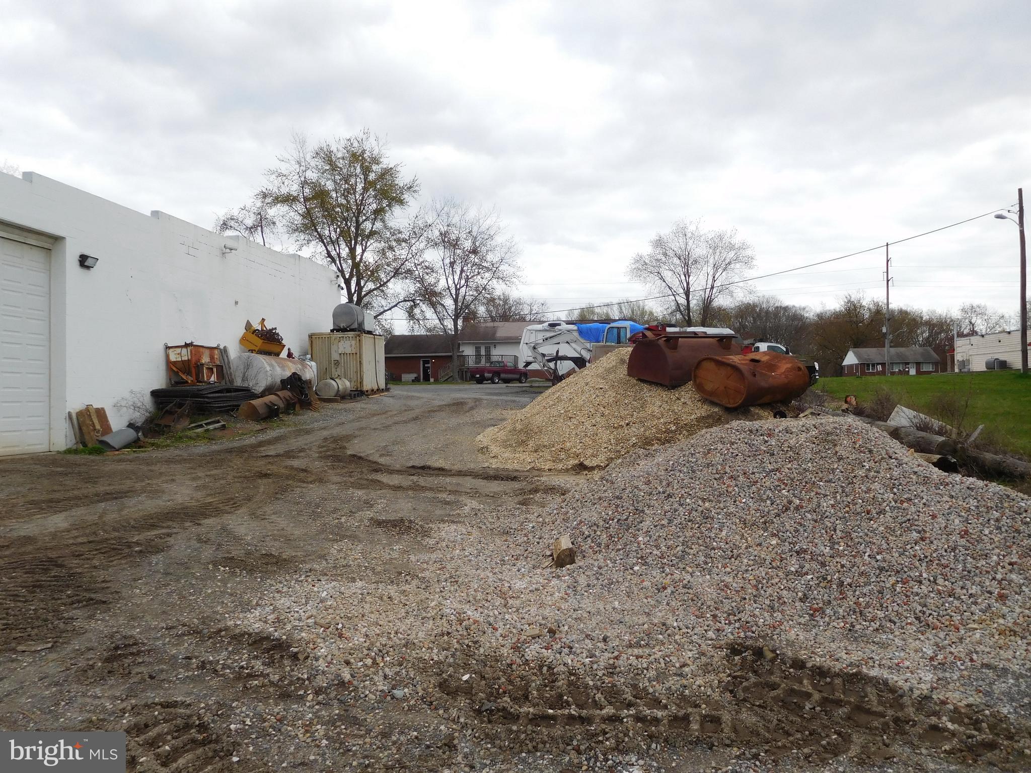 MIDDLE RIVER - Commercial Sale