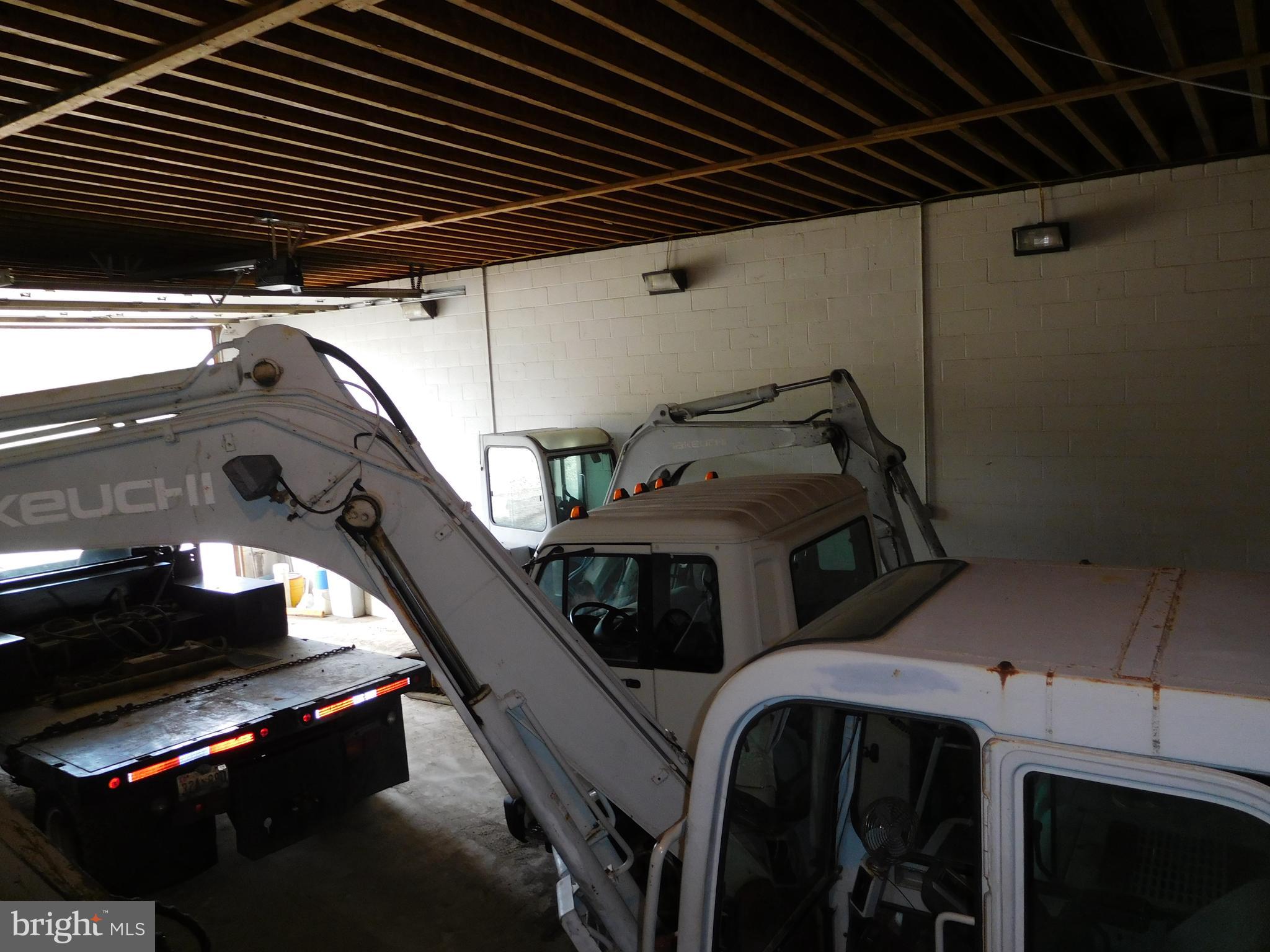 MIDDLE RIVER - Commercial Sale