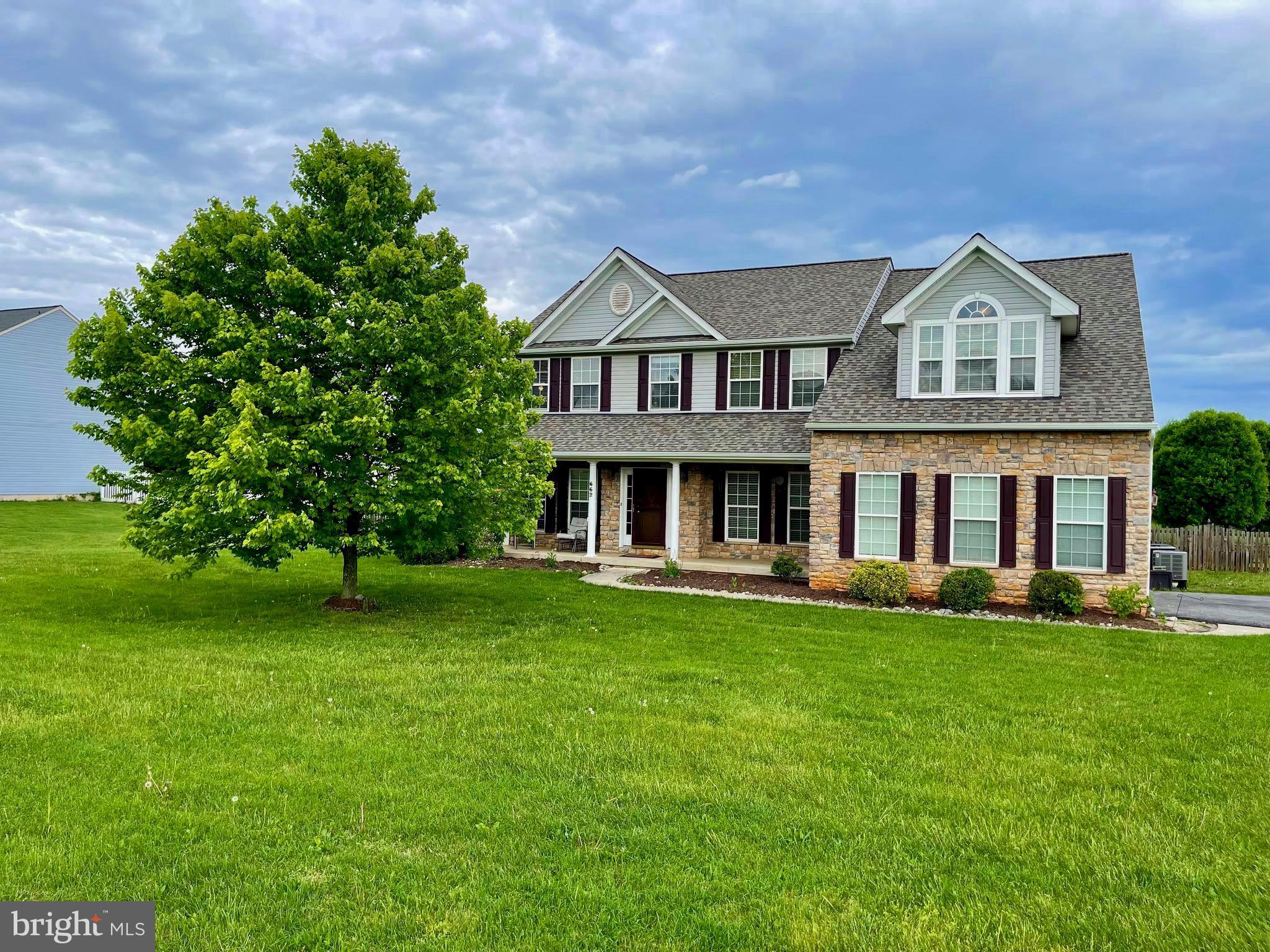 APPLE KNOLLS ESTATES - Residential