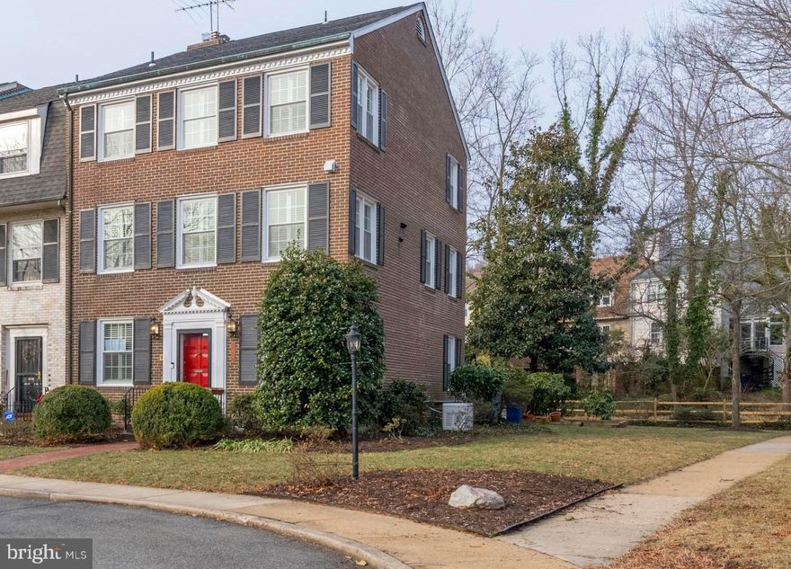 TURN KEY! This stunningly remodeled 3 bed/3.5 ba end unit boasts a true gourmet chef s kitchen w/ Viking appls, gorgeous baths, open floorplan, gleaming hardwoods, oversized beds/closets, 2 fps, built-ins, plantation shutters, reserved parking, private/treed view, patio & generous side yard + garden, hot tub, walk to shops/GW Pkwy trails! Generator/HVAC/FP maintenance incl/rent! $3,700/12m lease..