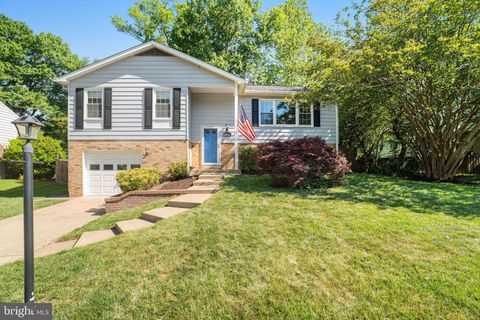 Photo of 2002 Hoover Lane, ALEXANDRIA, VA 22308 (MLS # VAFX2309608)
