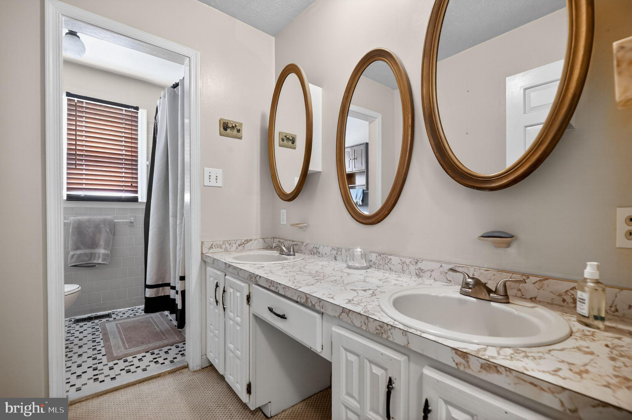 LAWNVALE - Residential