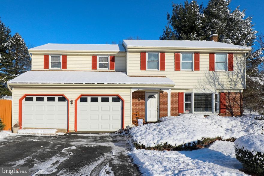 Conveniently located 4 bedroom home in Ephrata cul de sac. Kitchen with stainless steel appliances, large master suite and finished walk out lower level. 3 Layered deck leads to terraced yard with prairie view, pool and lush gardens.