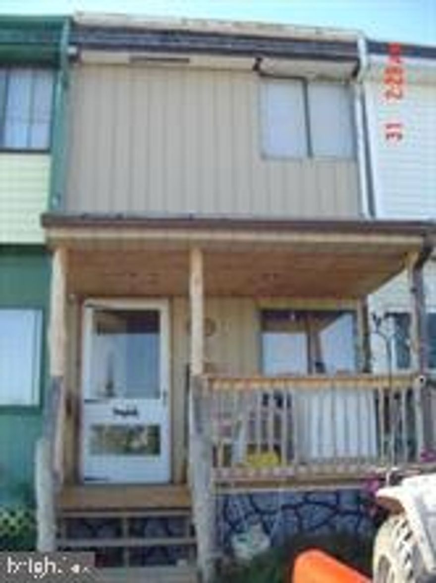 2 bedroom 1 bath townhouse. Tenant occupied. 24 hour notice required. Good investment opportunity.
