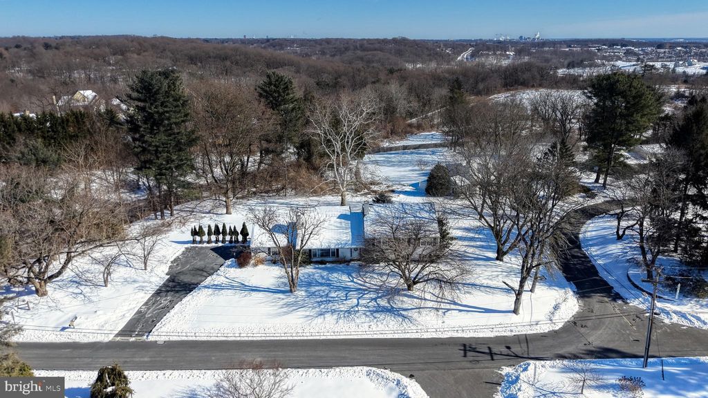 Photo of 102 Meriden Drive, HOCKESSIN, DE 19707 (MLS # DENC2096600)