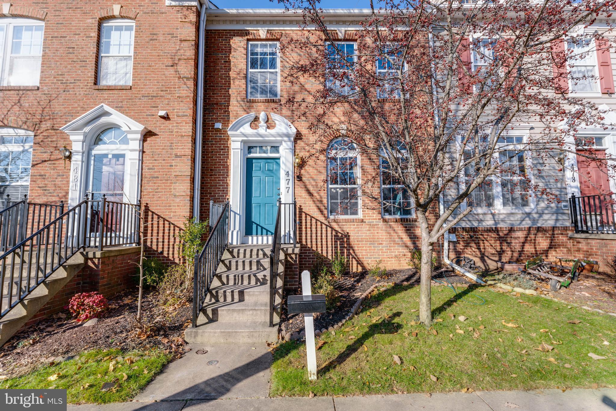 Beautiful Maintained townhouse in the sought-after Lakelands community. Hardwood floor on the entire main floor. Open kitchen, living room, and family room. The nicely decorated paint job with customized design. Beautiful deck and backyard require minimum maintenance. Extra not one but two finished rooms are in the basement can be perfect home offices. Close to signature restaurants, wholefoods, and Lake Varnuna.
Small pets are case by case.