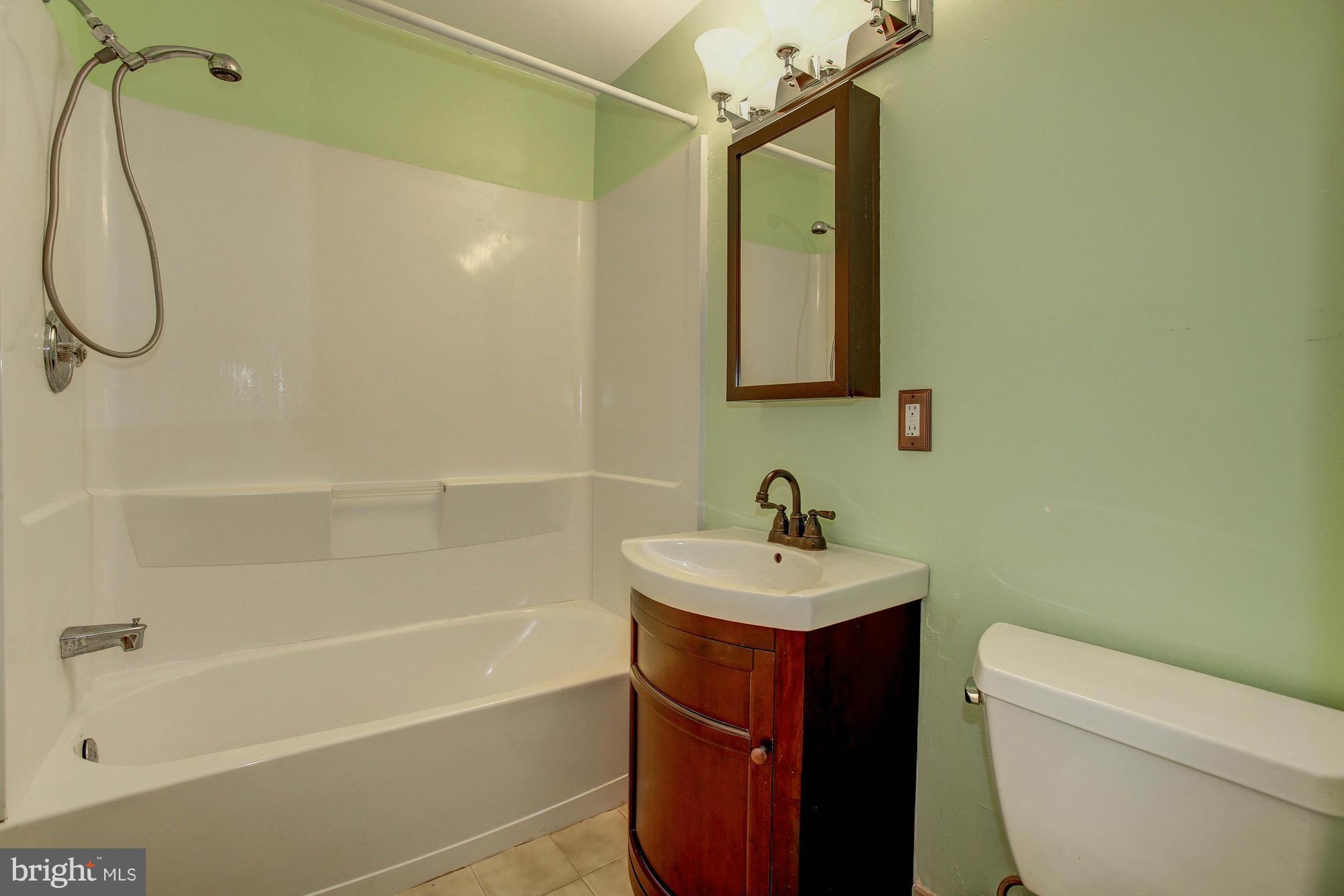 GREENWICH HILL - Residential Lease