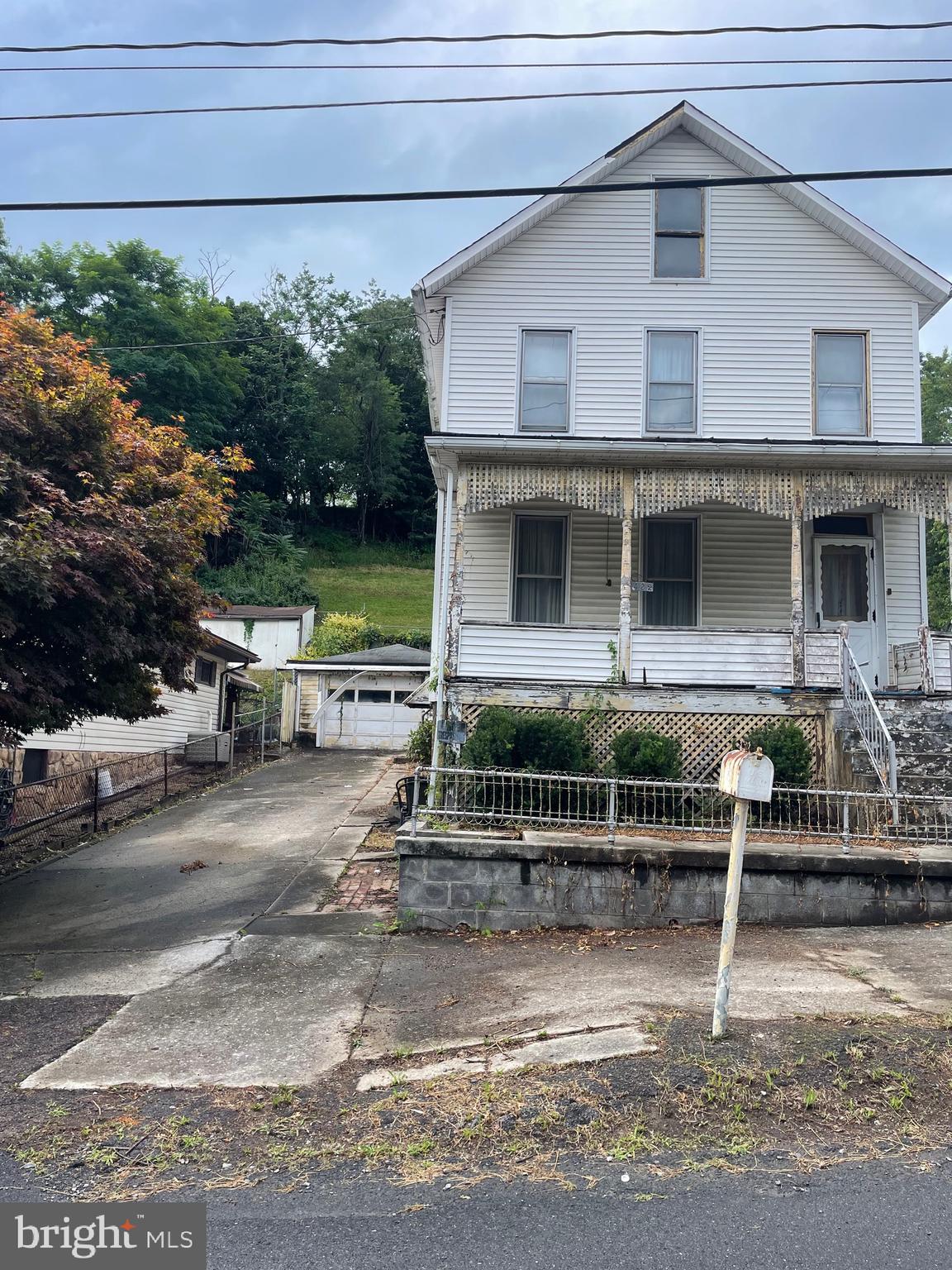 Great Opportunity for an Affordable Single-Family Home or Rental Property!
Fixer-upper with incredible potential! Attention investors and handy buyers—this is a handyman special. Bring your cash buyers! This home needs repairs and updates, but it offers a fantastic opportunity to customize and add significant value.
Prime Location:
Conveniently located near I-68, UPMC Hospital, Allegany College, and the shopping and dining areas of downtown Cumberland.
Property is being sold AS IS.!
