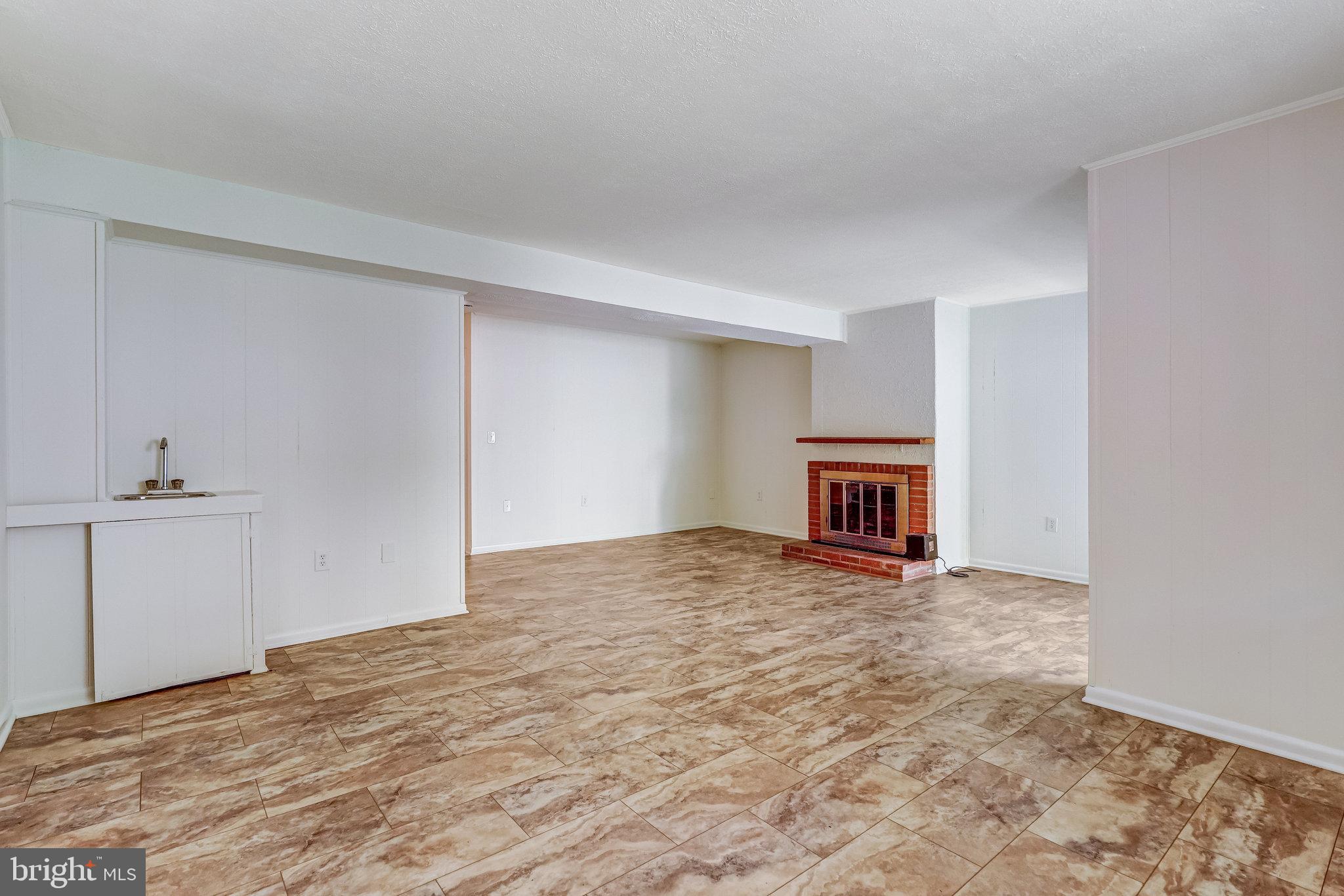 AMERICANA FAIRFAX - Residential Lease