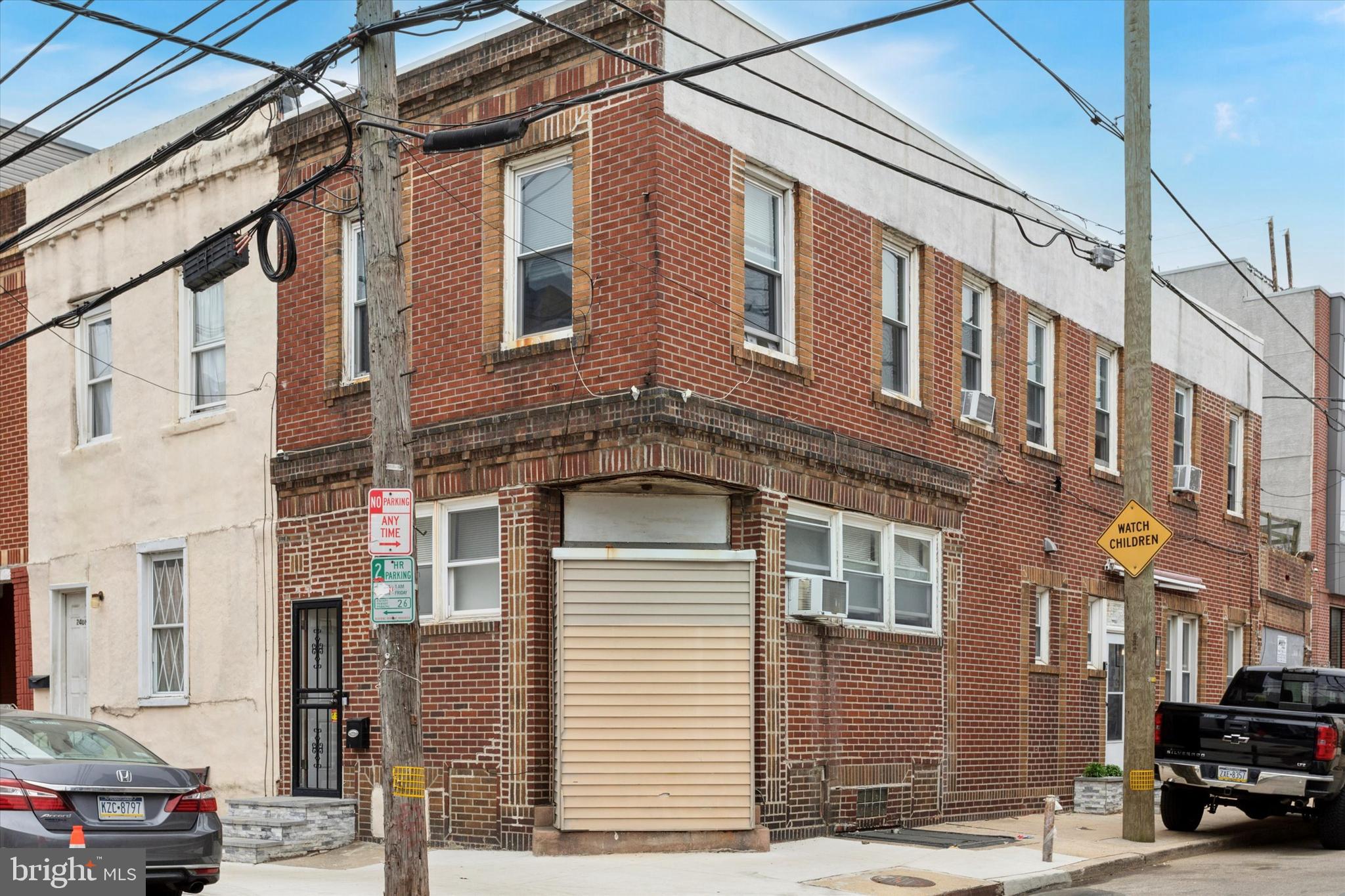 Main image without alt text