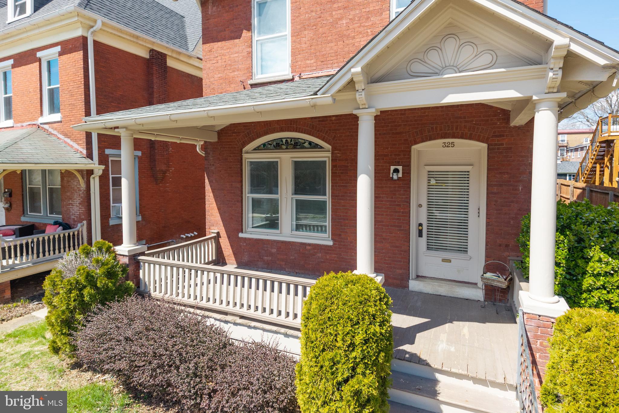 325 W BARNARD STREET W