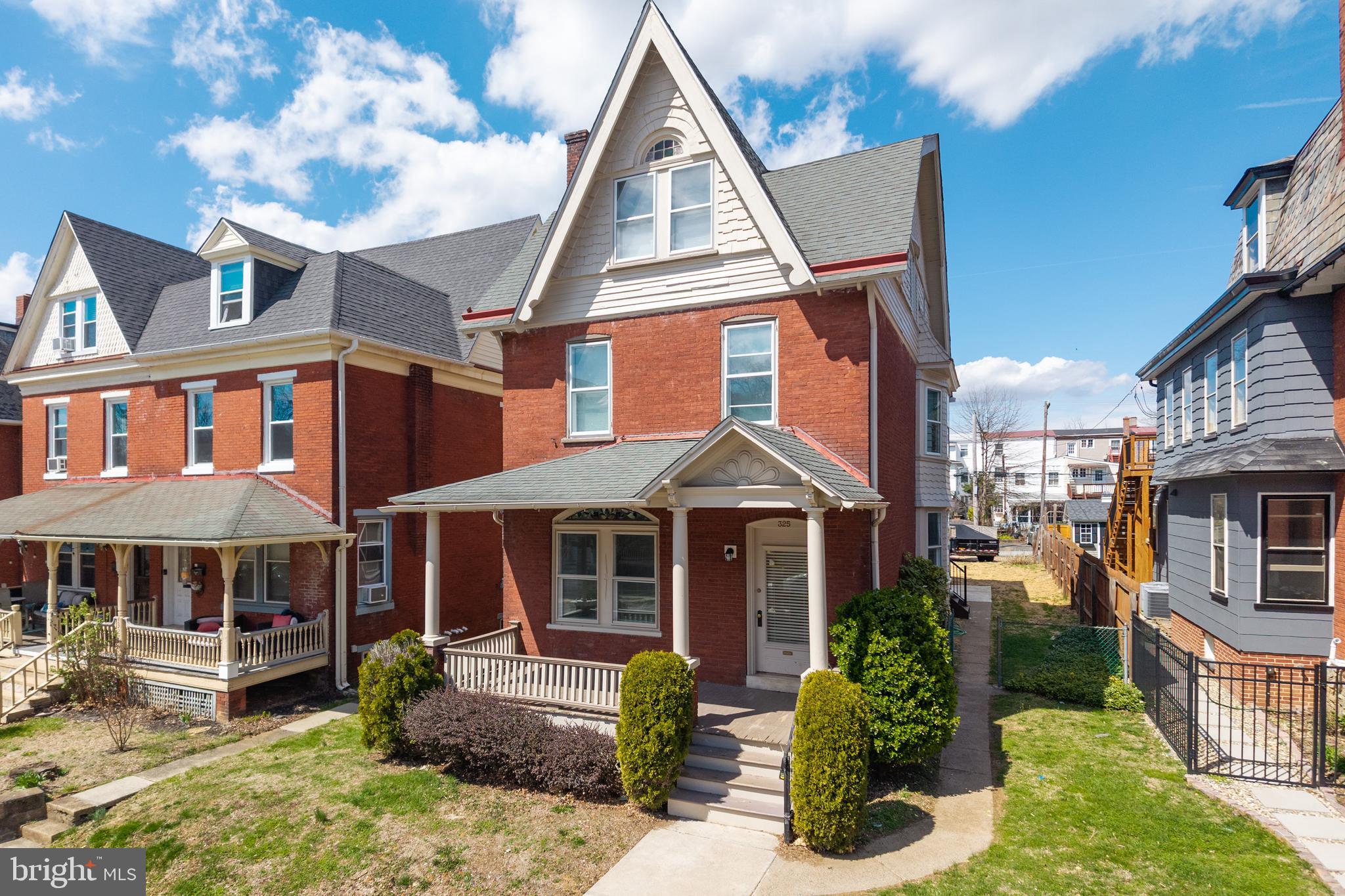 325 W BARNARD STREET W