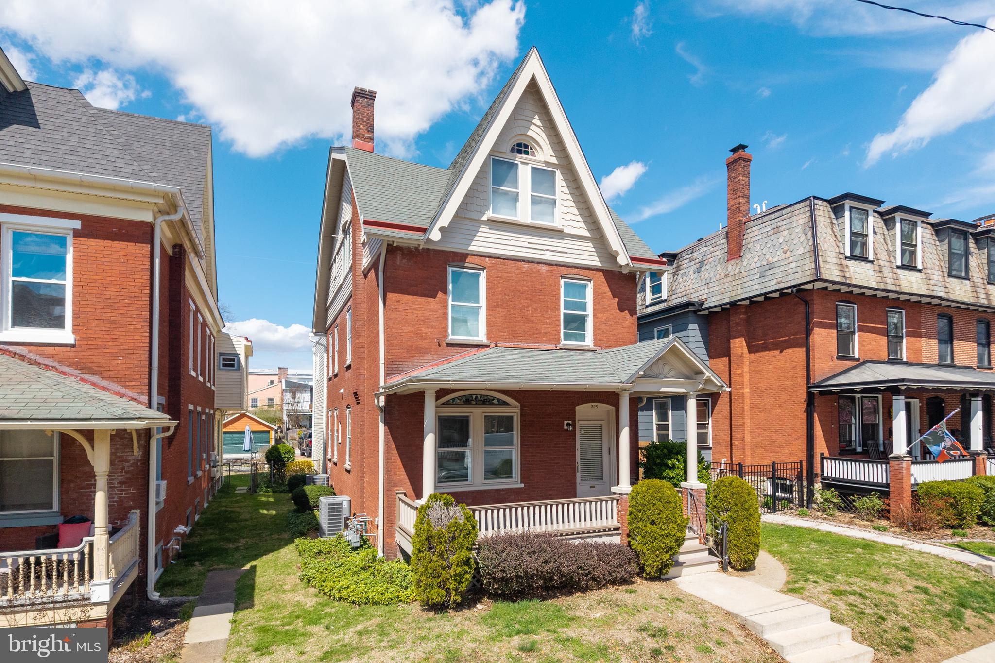 325 W BARNARD STREET W