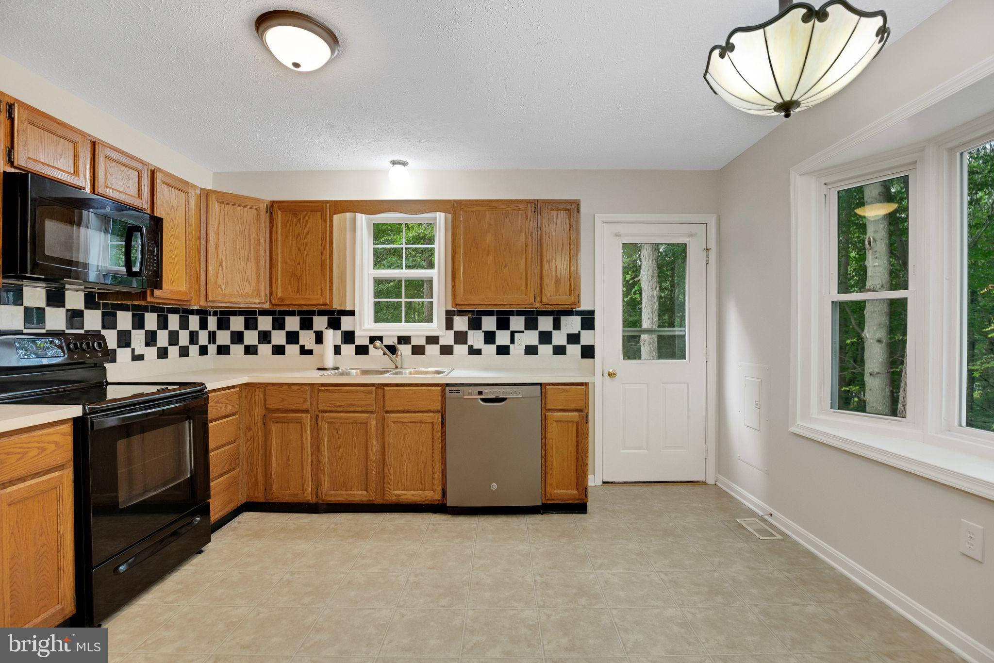 COUNTRY LAKES - Residential Lease