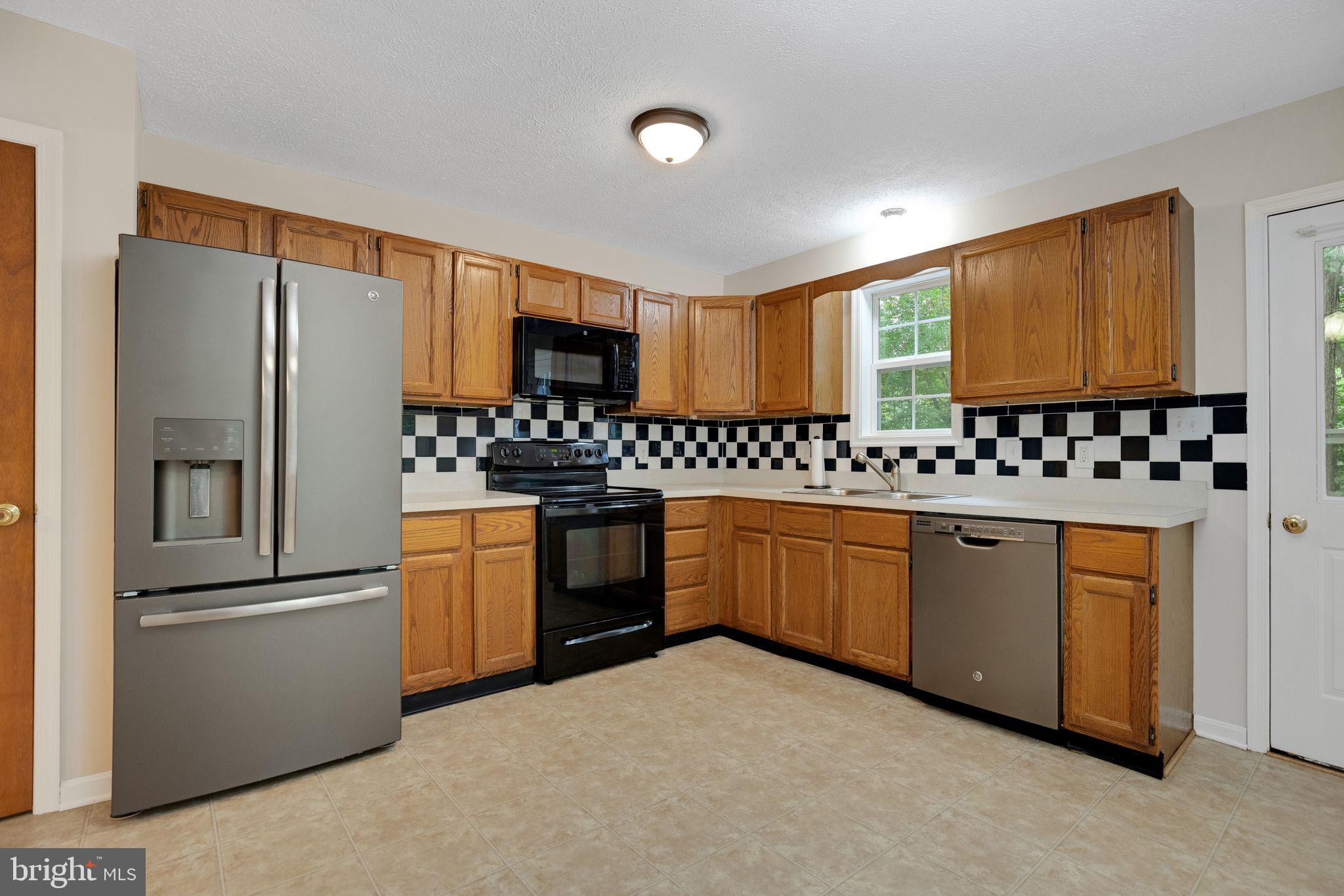 COUNTRY LAKES - Residential Lease