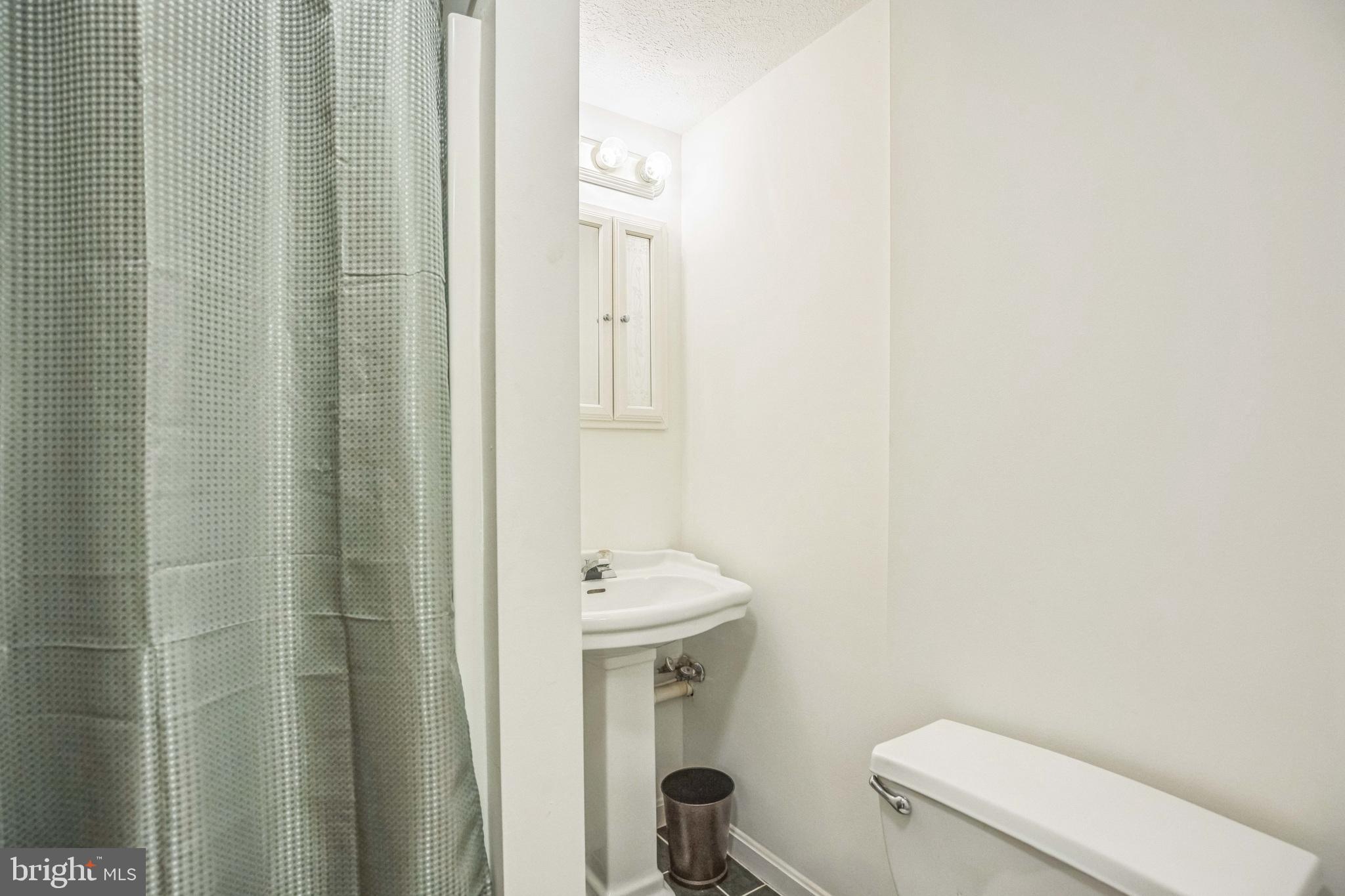 COUNTRY LAKES - Residential Lease