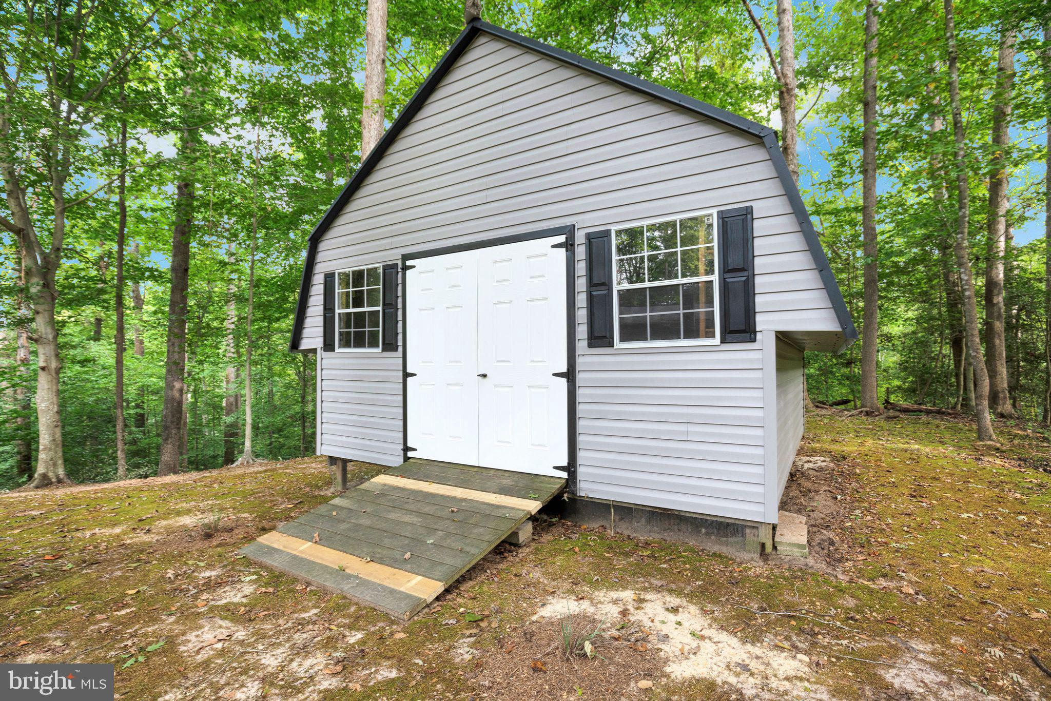 COUNTRY LAKES - Residential Lease