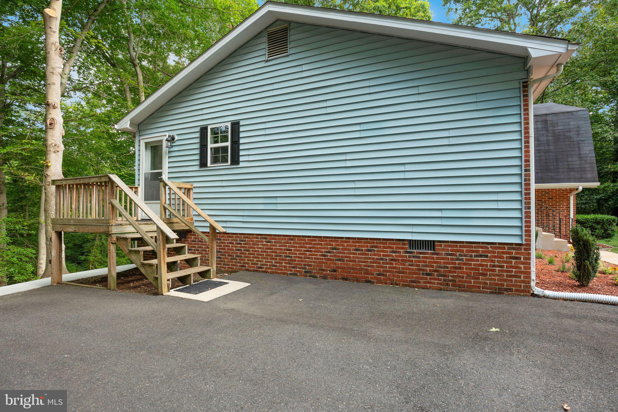 COUNTRY LAKES - Residential Lease