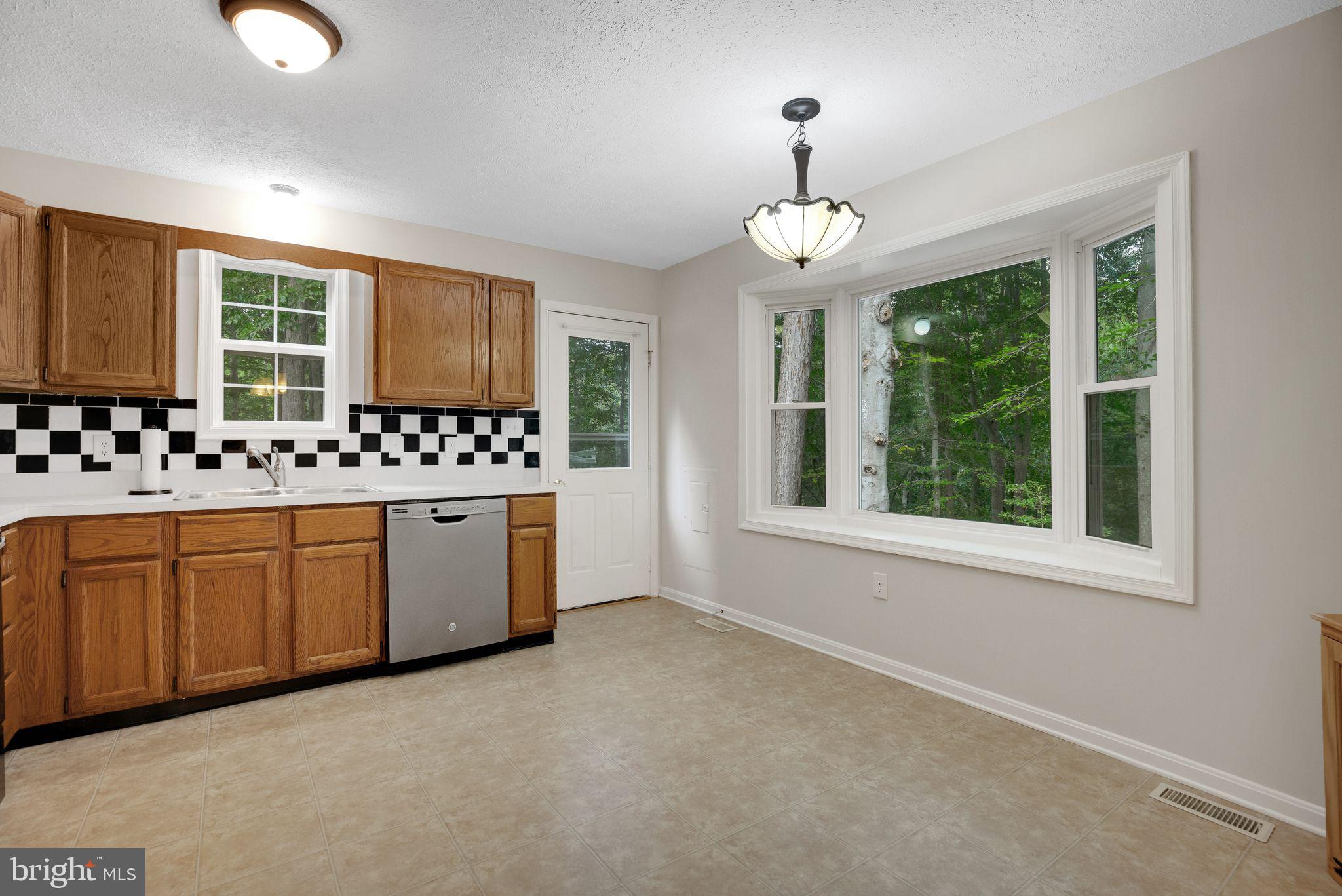 COUNTRY LAKES - Residential Lease