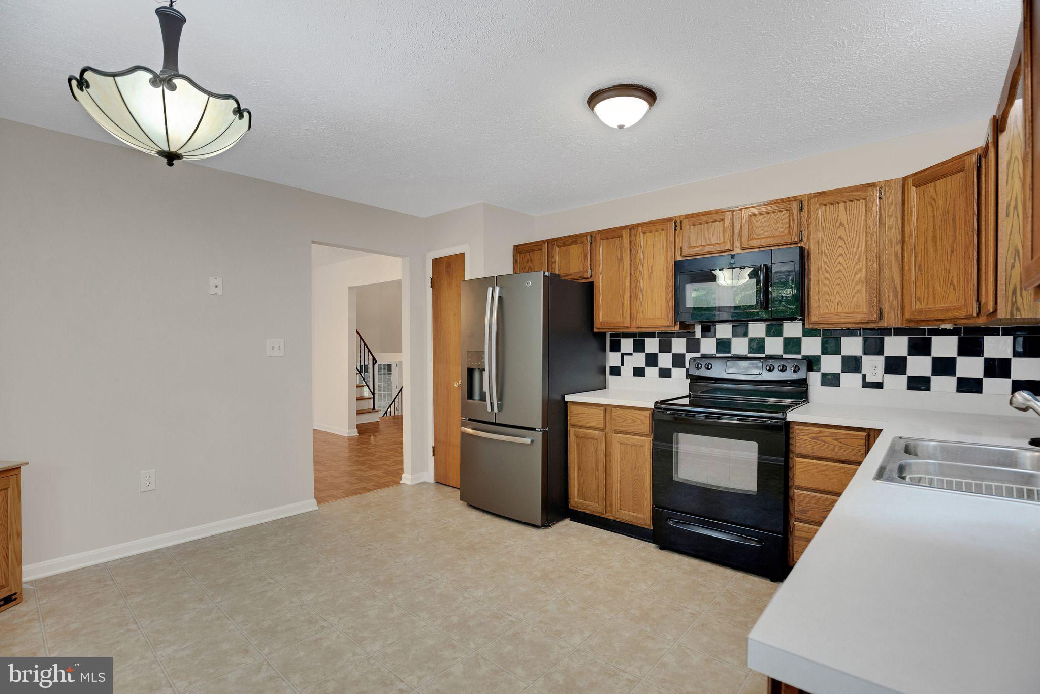 COUNTRY LAKES - Residential Lease