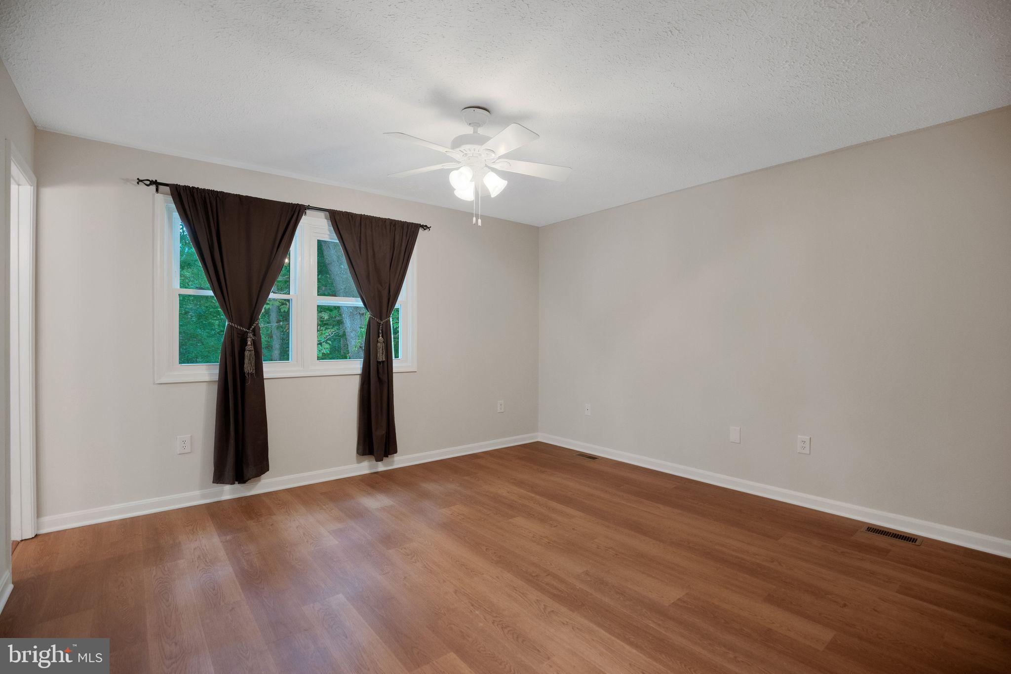 COUNTRY LAKES - Residential Lease