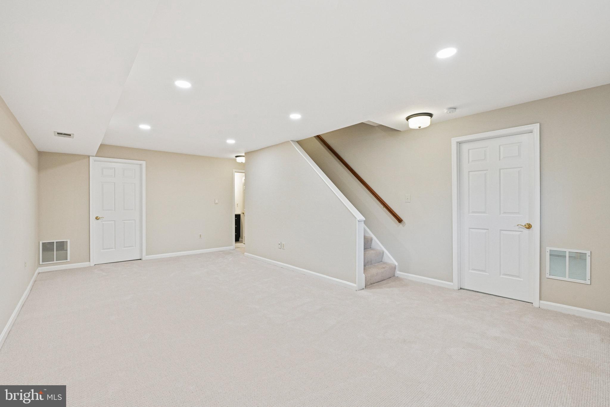 HOLLY KNOLL - Residential