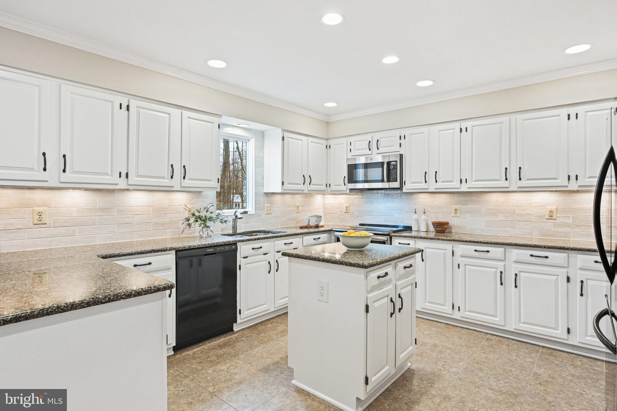 HOLLY KNOLL - Residential