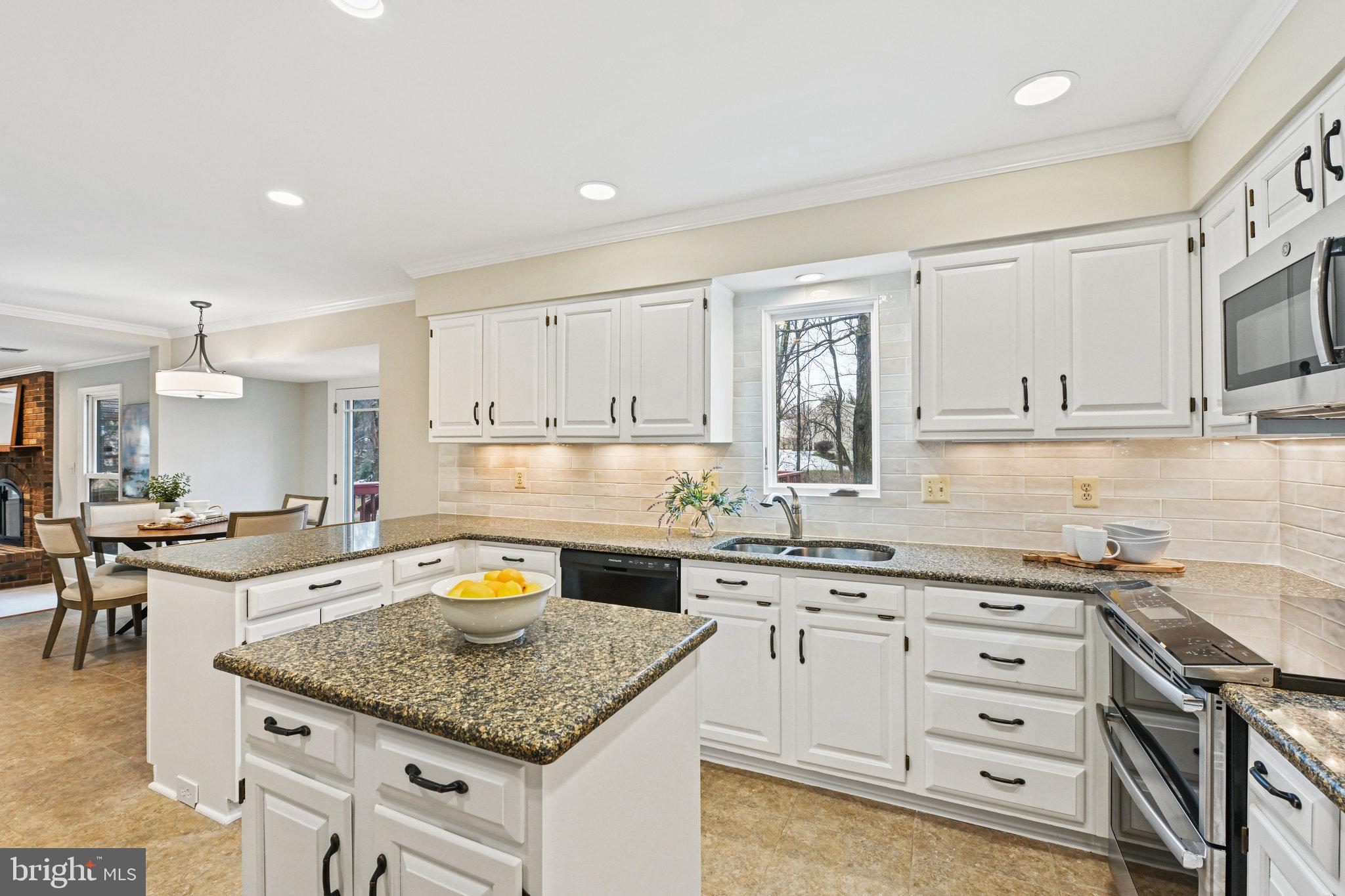 HOLLY KNOLL - Residential