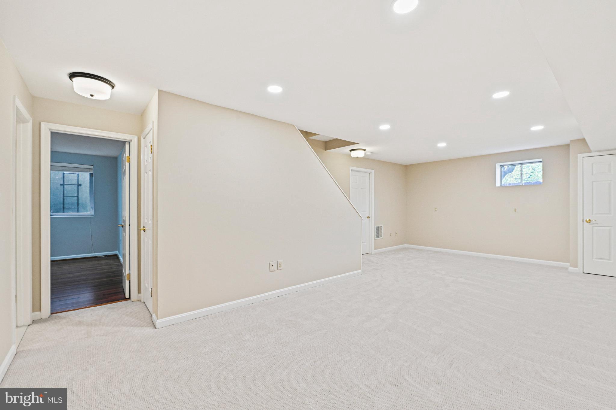 HOLLY KNOLL - Residential