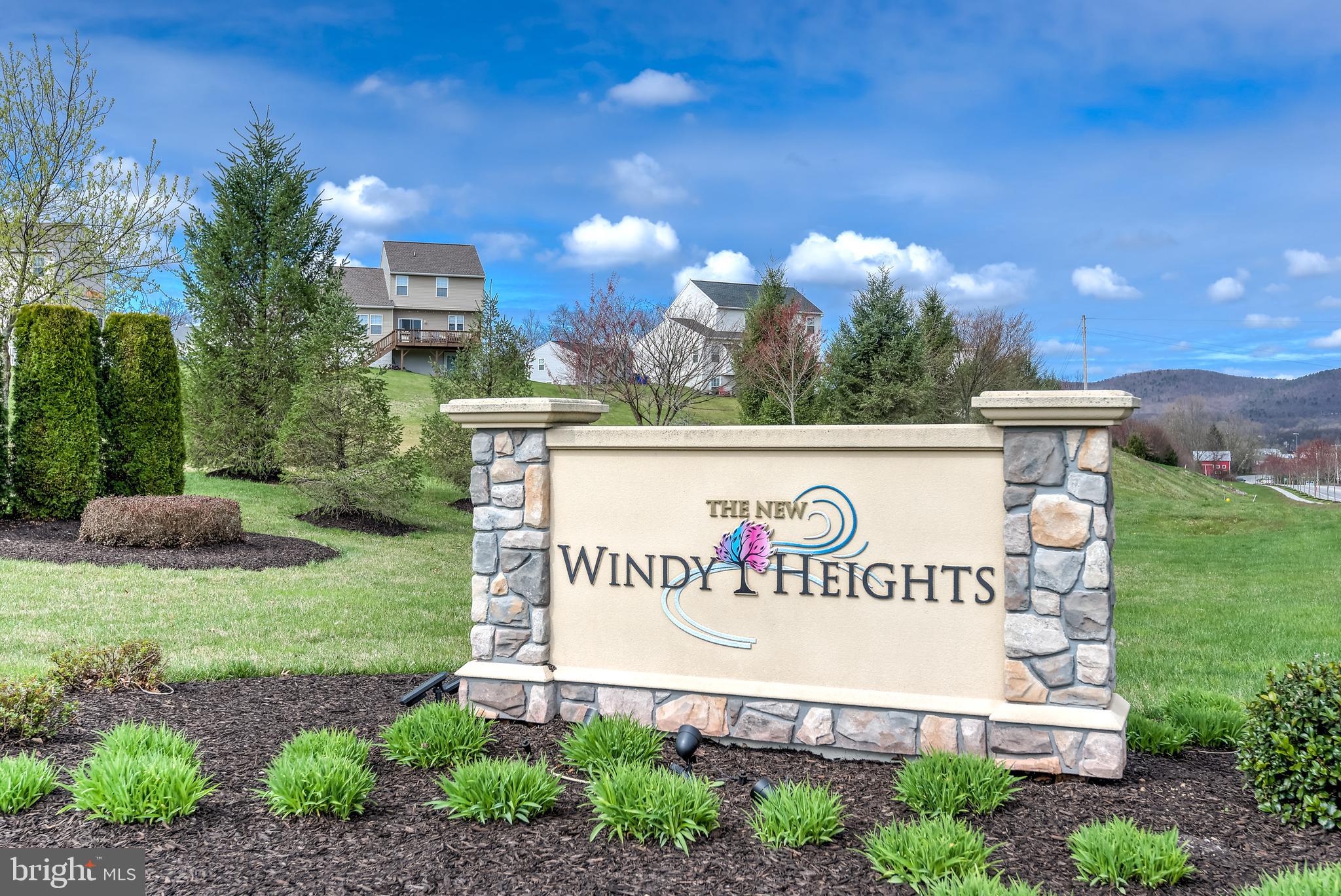 WINDY HEIGHTS, THE NEW - Residential