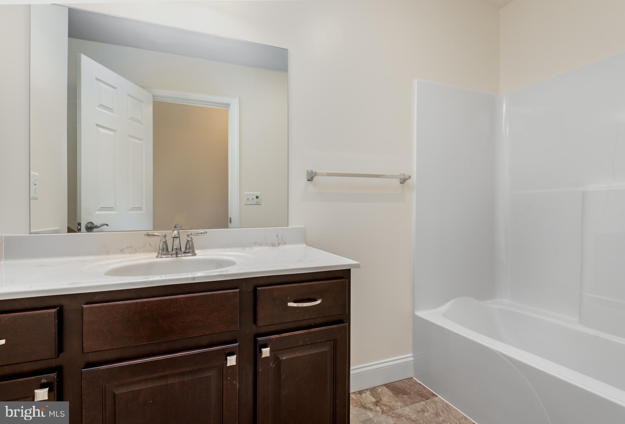 WINDY HEIGHTS, THE NEW - Residential