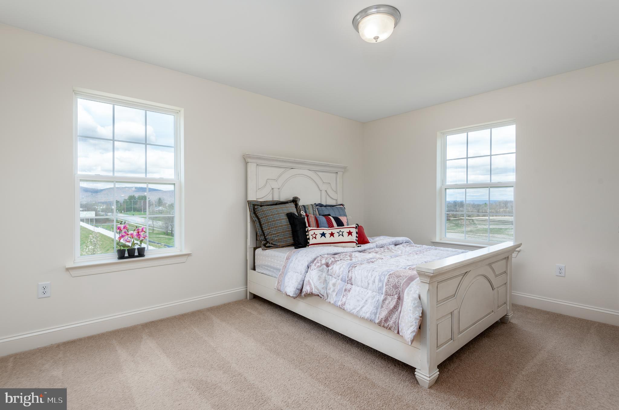 WINDY HEIGHTS, THE NEW - Residential