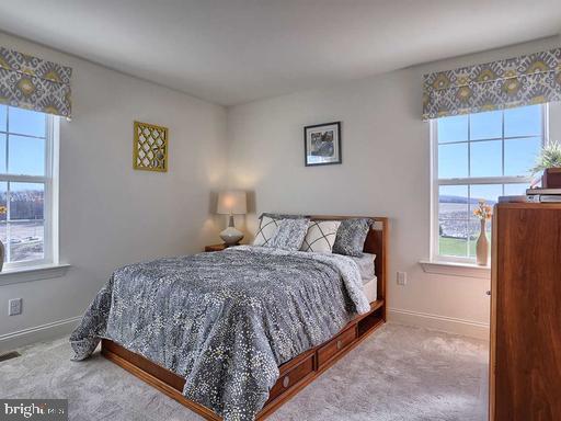 WINDY HEIGHTS, THE NEW - Residential