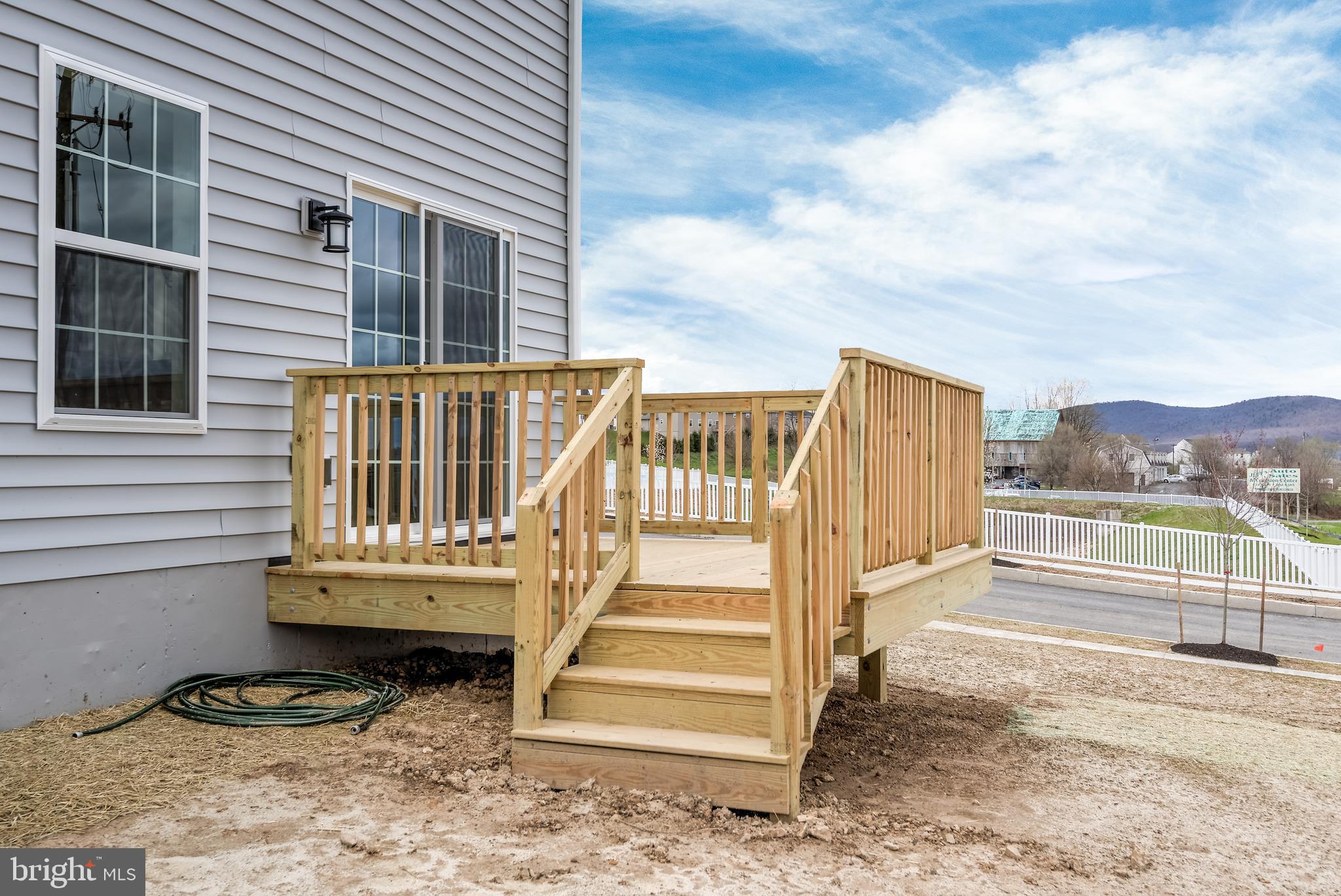 WINDY HEIGHTS, THE NEW - Residential