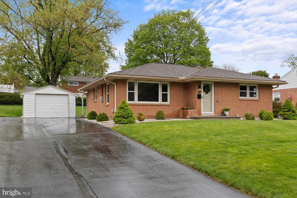 Photo of 651 GROFF AVE, ELIZABETHTOWN, PA 17022 (MLS # PALA2034300)