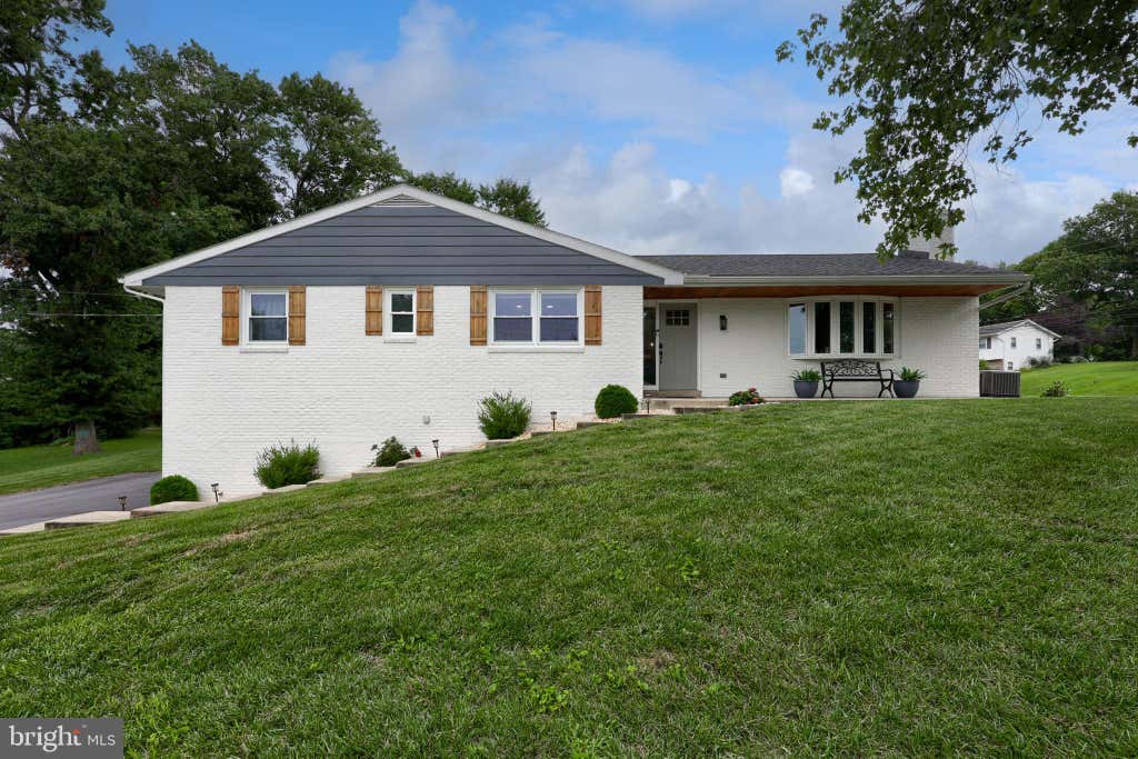 Photo of 293 Tennyson Drive, LANCASTER, PA 17602 (MLS # PALA2093878)