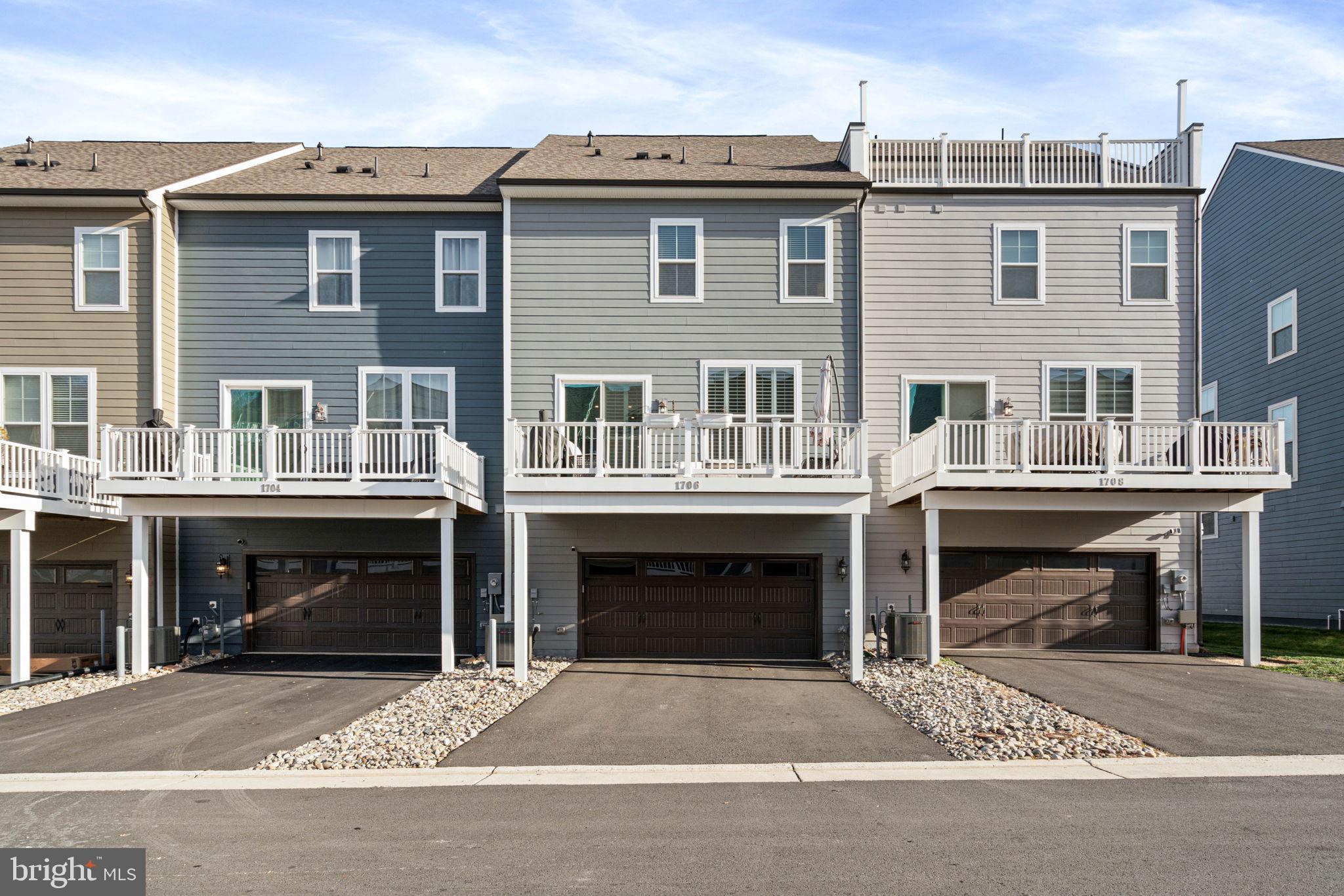 1706 AUTUMN MAPLE LEAF DRIVE