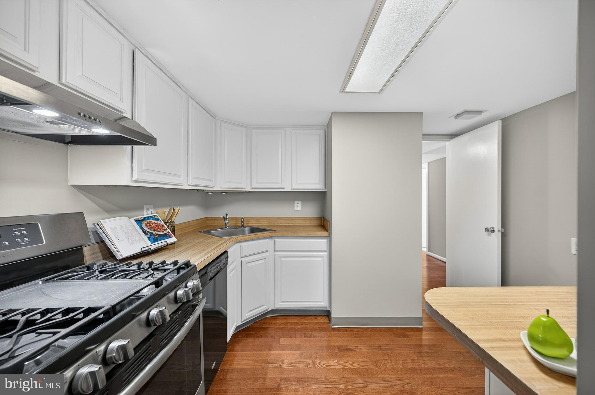 1526 NORTHGATE SQUARE 11