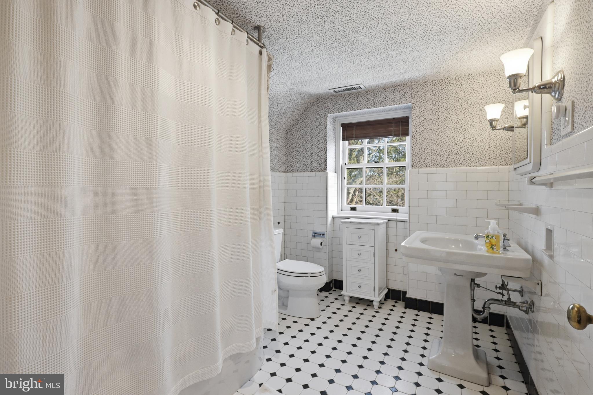 CHESTNUT HILL - Residential