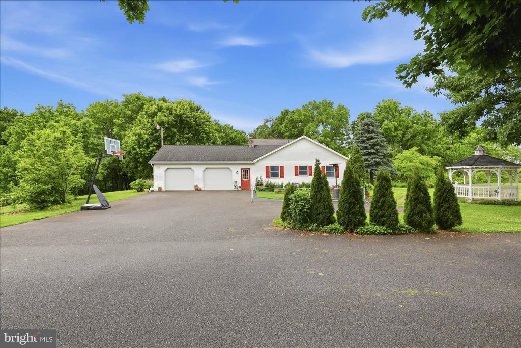 Photo of 2588 Mount Pleasant Road, MOUNT JOY, PA 17552 (MLS # PALA2089126)