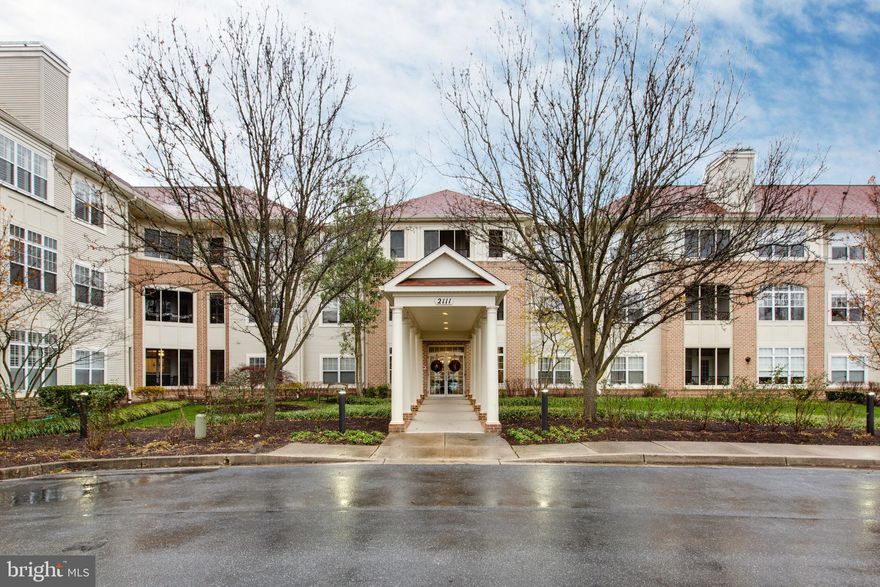 Beautiful rare 2 Bed + 1 Den condo in Waverly Woods.  Golf Course View.  Screened Porch.  Secured Building with Underground Parking.  1st Floor Unit with very impressive lobby and the lobby has a gathering room.  Hardwood Floor in Living and Dining Room. 42 Cabinets and Large Kitchen with granite counter top.  Free access to Swimming Pool, Exercise room, Tennis Court.  One space for underground parking and storage area.