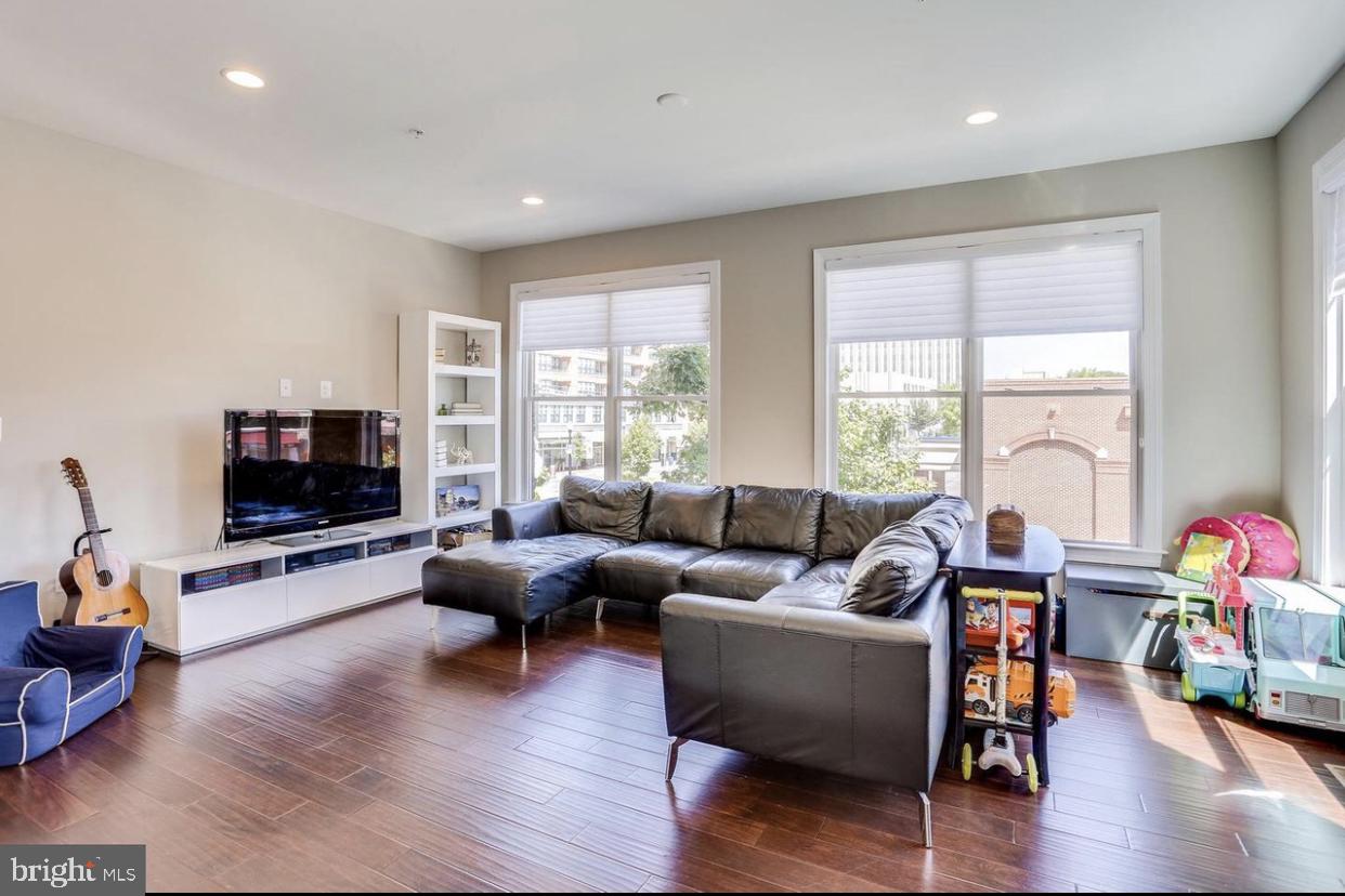 2810 11TH STREET S T001