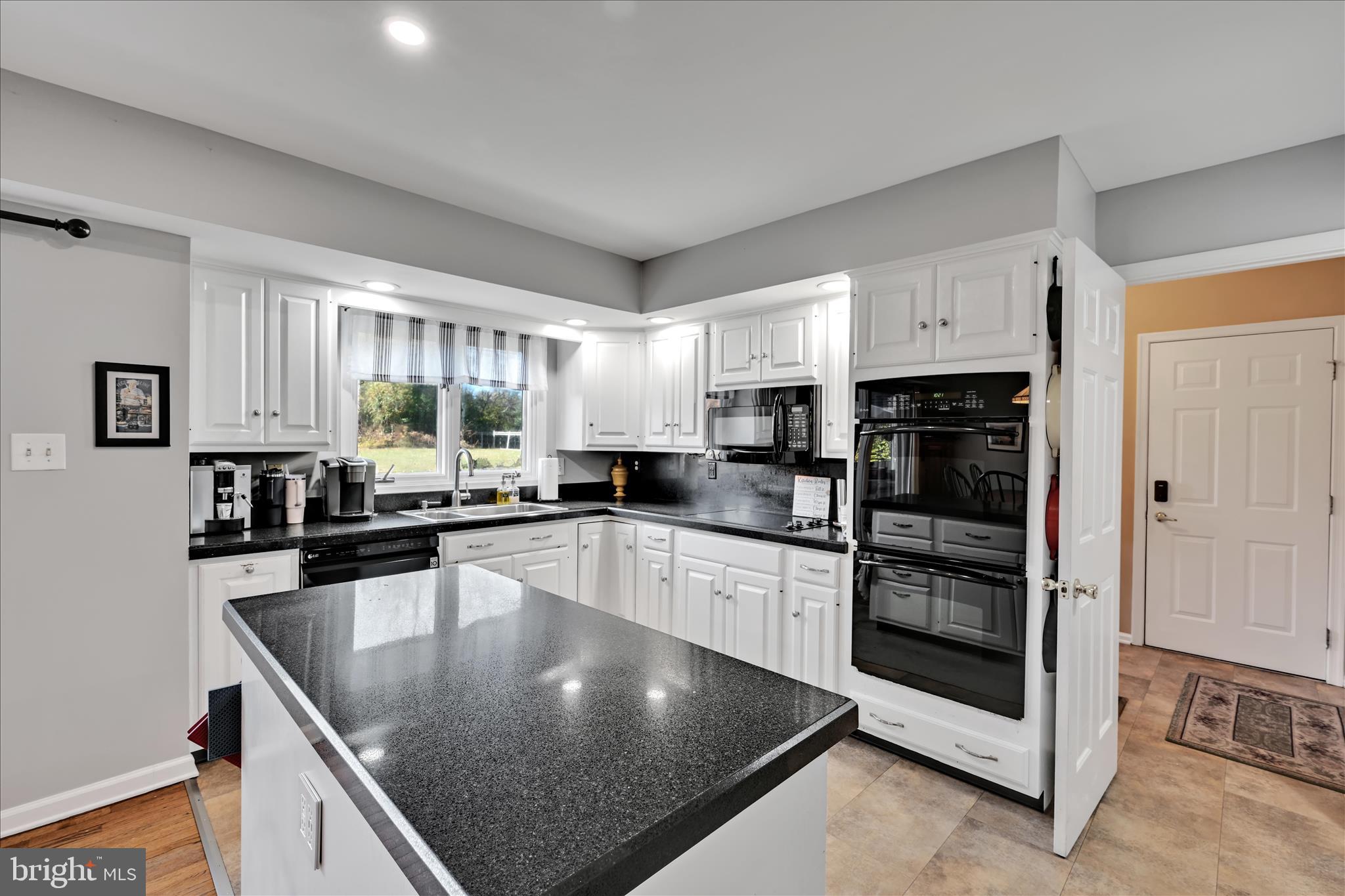 WHITE CHIMNEYS - Residential