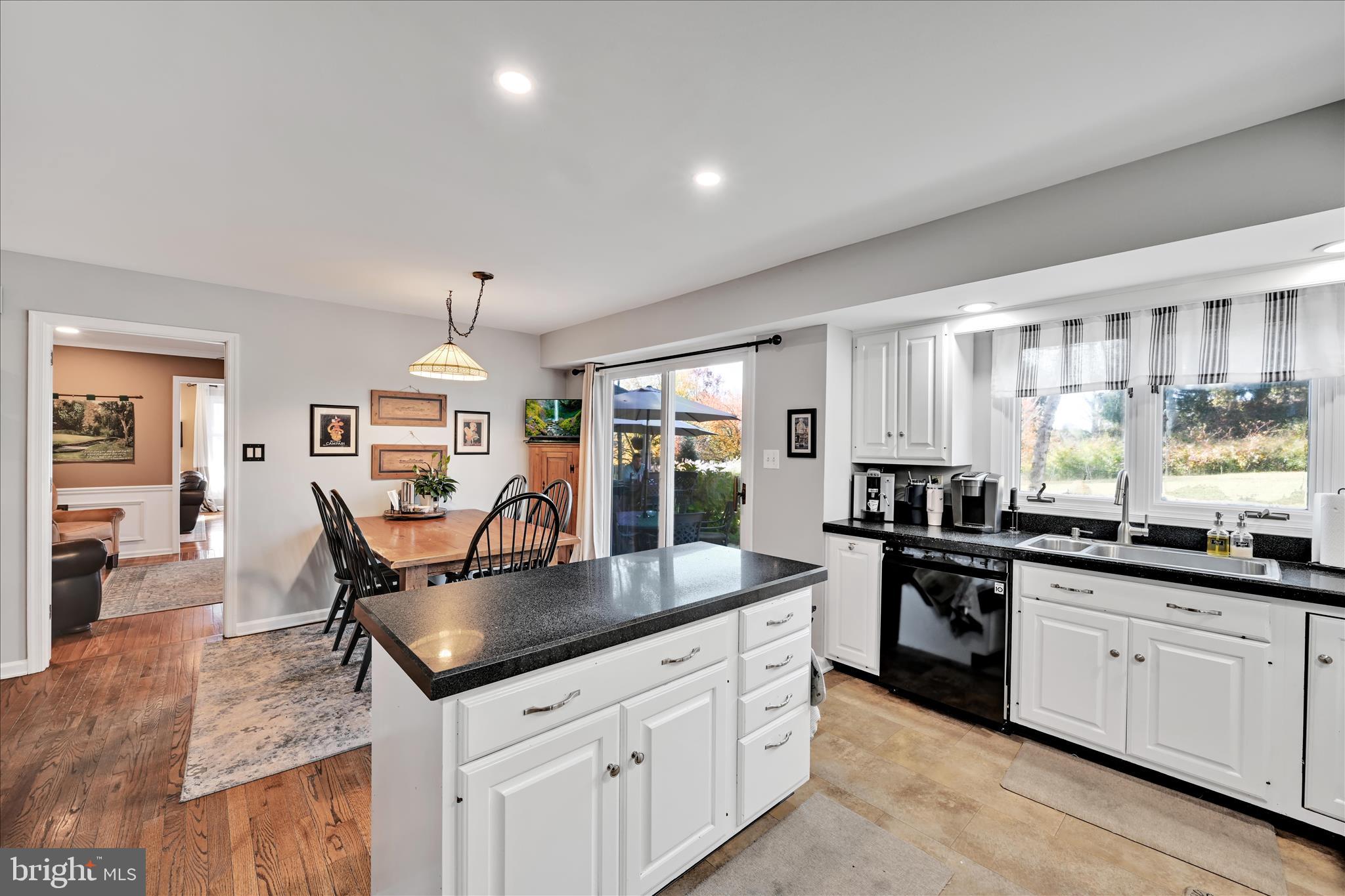 WHITE CHIMNEYS - Residential