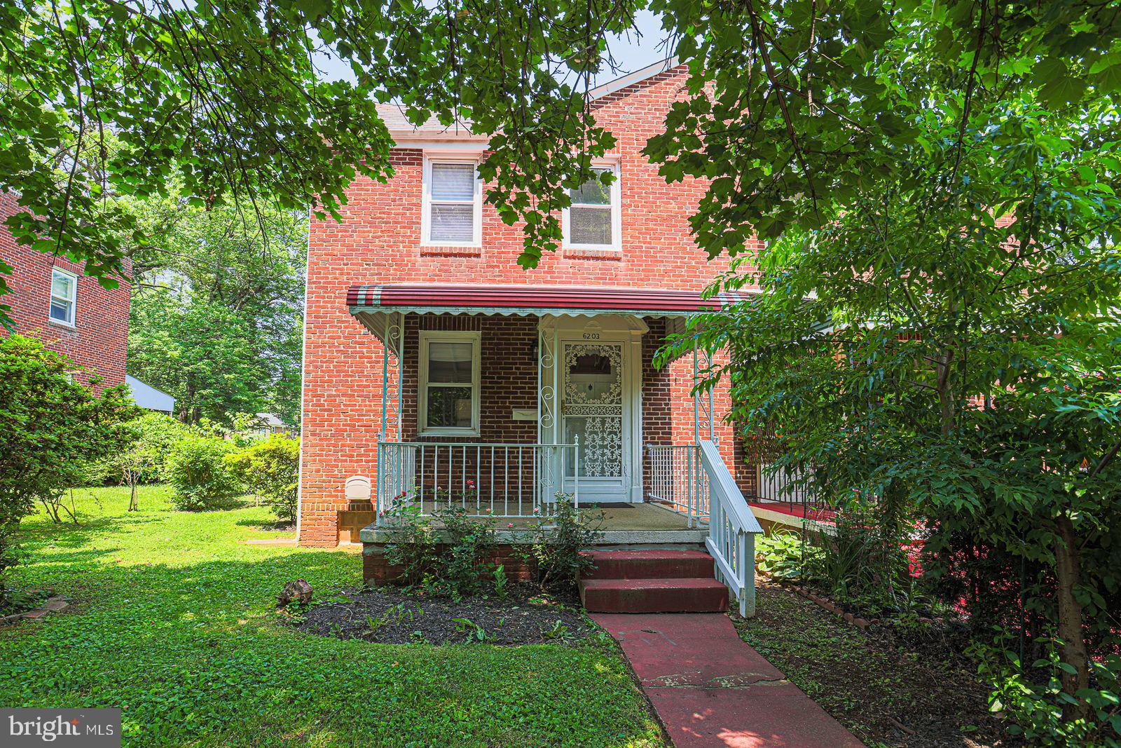 RARE OPPORTUNITY
4 BED 2 BATH HOME IN GREAT LOCATION
Updated home with central hvac modern kitchen and baths
Hardwood flooring
Near Houses of Worship
Excellent schools
LOW PRICE – A MUST SEE
