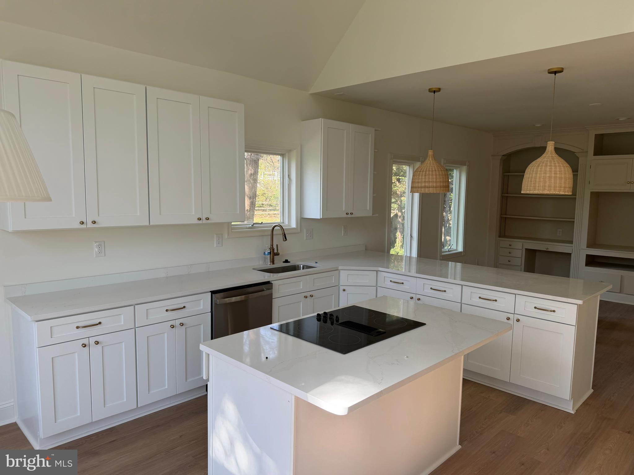 221 SPRING RACE COURT