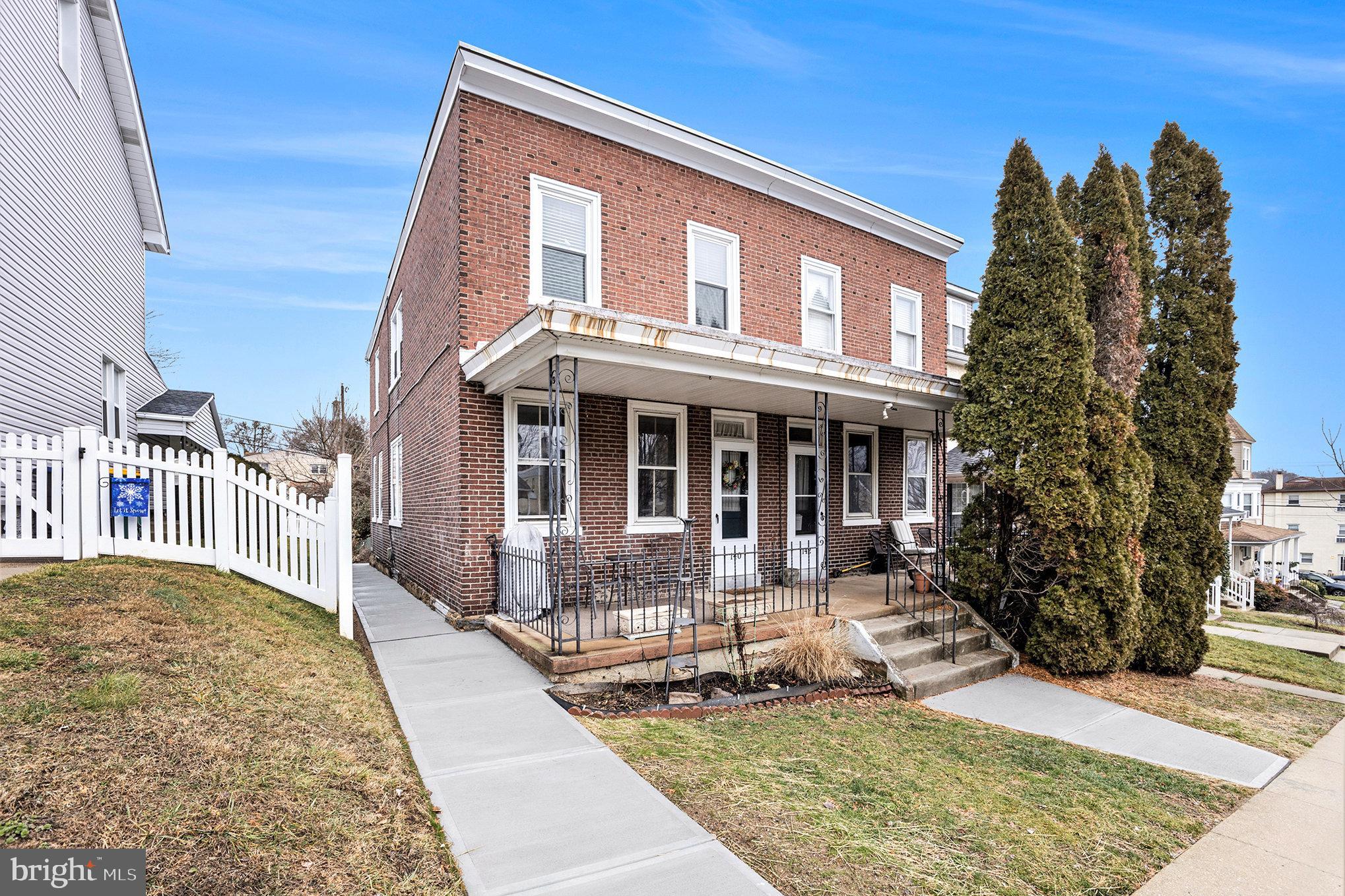 Nestled within walking distance of vibrant Conshohocken, with its lively nightlife, and conveniently close to major highways, discover this charming one-bedroom rental! Step into a recently updated kitchen, unwind in the ample living room, retreat to a comfortable bedroom along with a full bath. Schedule your showing today and make this cozy apartment your next home