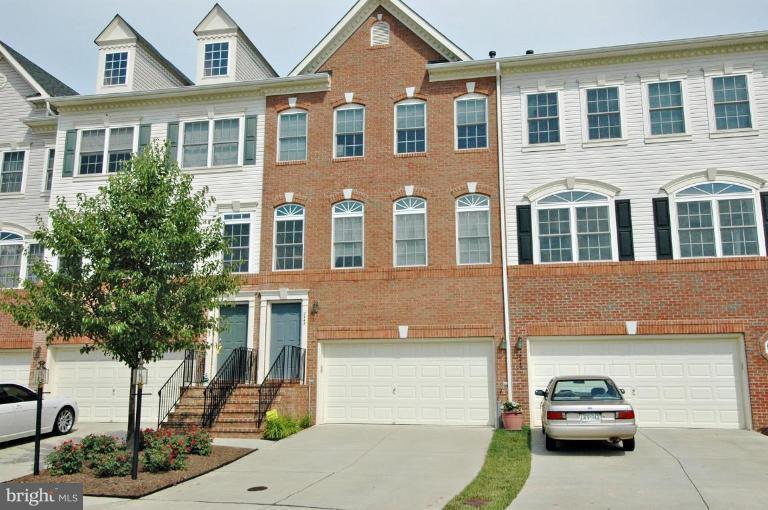 Beautiful townhome. Largest you can find. 2500sf+. Upgrades included hardwood floor on main level, 42" cabinets, granite countertop, stainless appliance, super bath. Great curb appeal. Overlooking the pond.