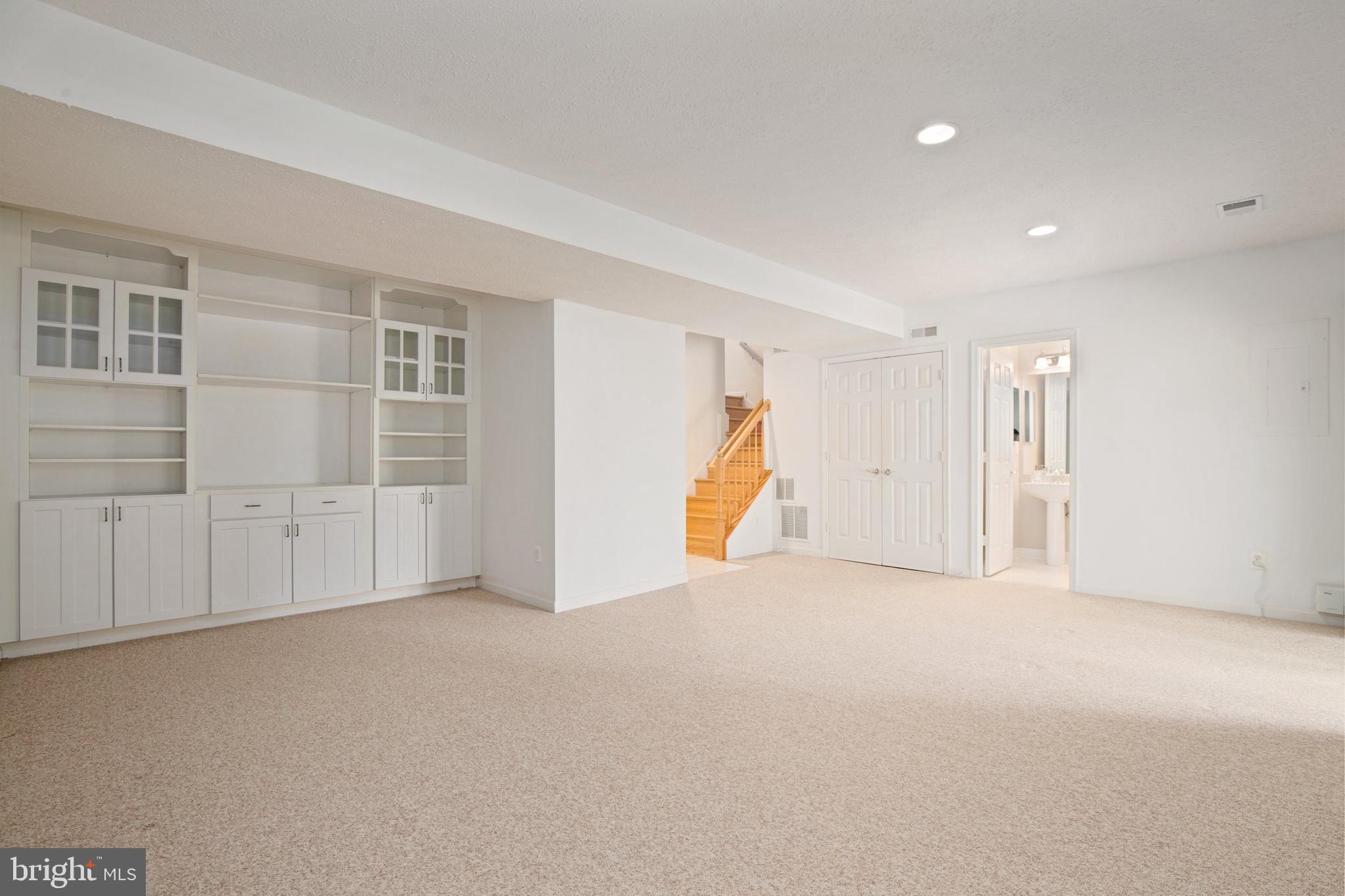 CRESTMONT TOWNHOUSES - Residential