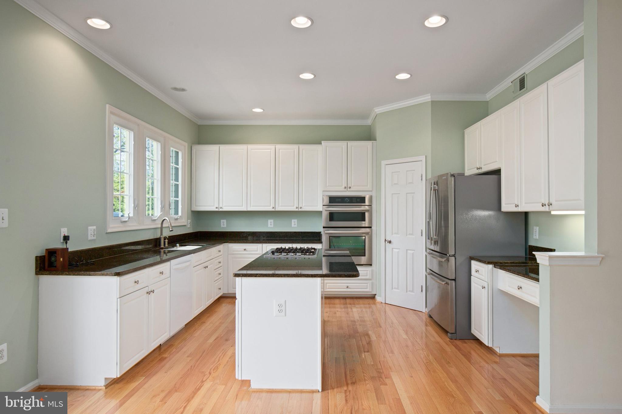 CRESTMONT TOWNHOUSES - Residential